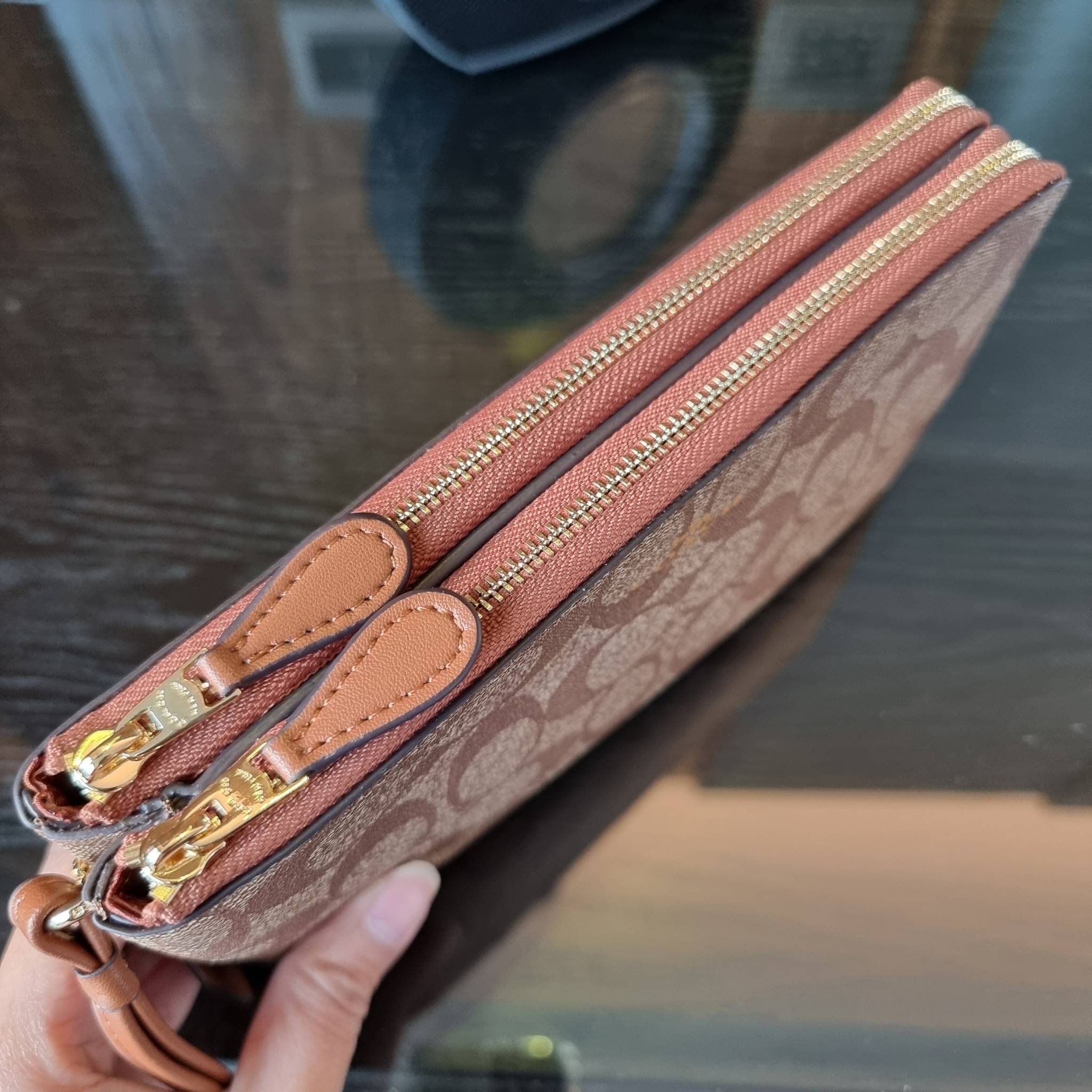 COACH F54057 DOUBLE ZIP WALLET IN SIGNATURE กระเป๋าคล้องมือ size L ใบนี้ใส่มือถือได้ทุกรุ่น ขนาดกำลังดี พกพาสะดวกมากๆ วัสดุหนังสังเคราะห์ ภายในเป็นผ้าสีสวยคม ใส่ธนบัตร ใส่บัตรได้เยอะ ใส่มือถือได้สบายๆทุกรุ่น ตอบโจทย์สาวๆที่ไม่ชอบพกเยอะวุ่นวายจ้า ใบนี้เอาอ