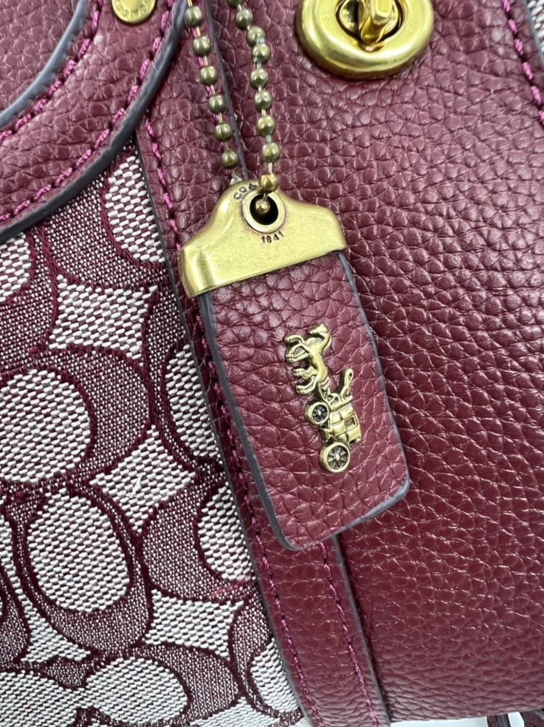 COACH LARK BAG 19 IN SIGNATURE JACQUARD พร้อมส่งที่ไทย สวยก่อนใครแน่นอนค่ะ กระเป๋าสะพายข้าง//ครอสบอดี้ร์ วัสดุหนังแท้+Jacqurd ได้ลงตัวสวยงามมากๆค่ะ มีช่องใส่ของจุกจิกทั้งด้านหน้าและหลัง ;เปิดปิดกระเป๋าแบบซิปคู่ ภายในสามารถใส่กระเป๋าเงินใบกลางได้;มือถือได้