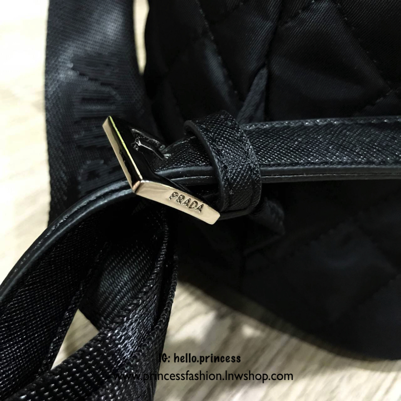 PRADA NYLON BACKPACK WITH POCKET กระเป๋าเป้ premiumbgift จากเคาน์เตอร์แบรน วัสดุ Nylon เนื้อหนา ลายตาราง คุณภาพดี ด้านหน้า มีโลโก้แบรนด์ อะไหล่เงิน มี Pocket หน้า 2 ช่อง หัวซิป และอะไหล่ปั๊มแบรนด์ พร้อมพวงกุญแจปอมสีดำ ถอดเเยกใช้ได้ค่ะ เปิดปิดด้วยฝาปิด Dra