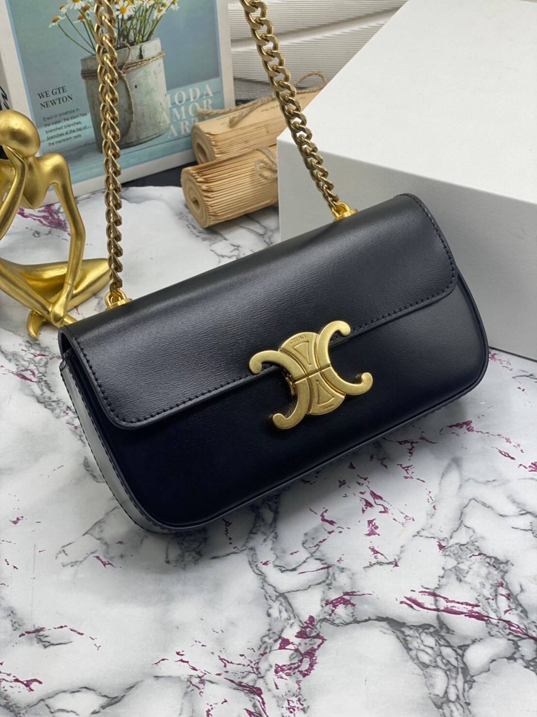 หนังแท้ CELINE CHAIN SHOULDER BAG / CELINE TRIOMPHE พร้อมส่งที่ไทย กระเป๋าเรียบหรูและดูทันสมัย ให้คุณเลือกสะพายในชีวิตประจำวันเข้ากับการแต่งตัวสบาย ๆ หรือจะสะพายออกงานปาร์ตี้สังสรรค์ก็ช่วยให้คุณดูโดดเด่น มีรูปทรงที่ดูแข็งแรงจึงไม่เสียรูปทรงแม้ใส่ของจำนวนม