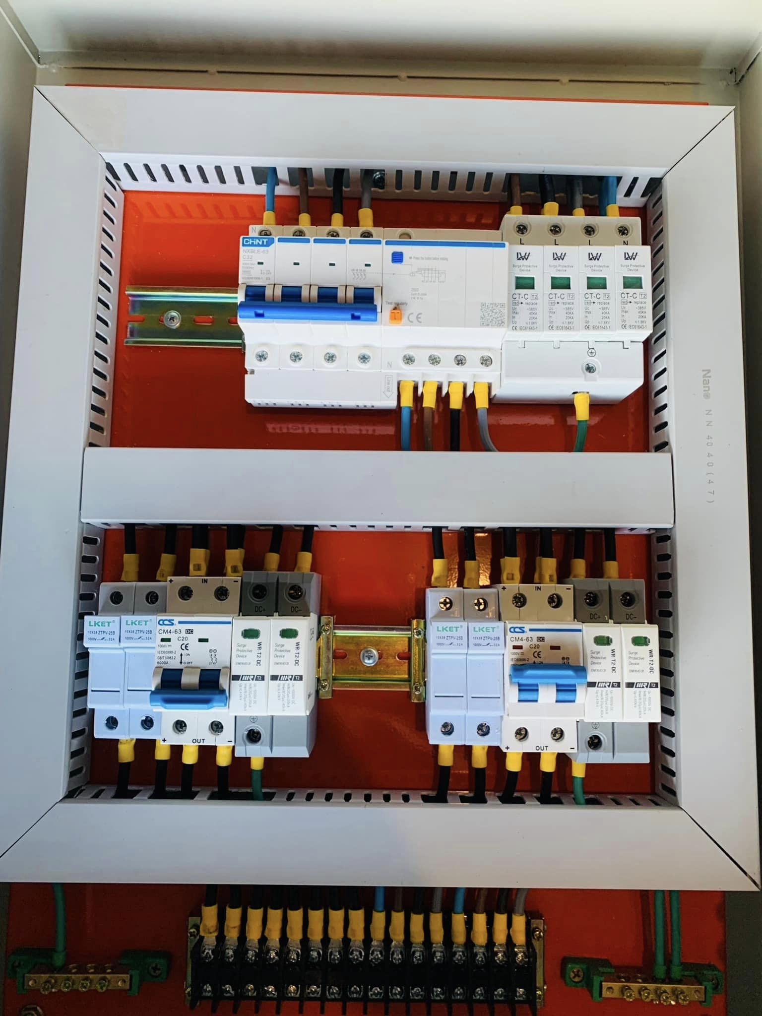 ตู้คอมบายเนอร์สำหรับงานโซล่าเซลล์ Solar Combiner 10kWp 2 สตริง 3 เฟส