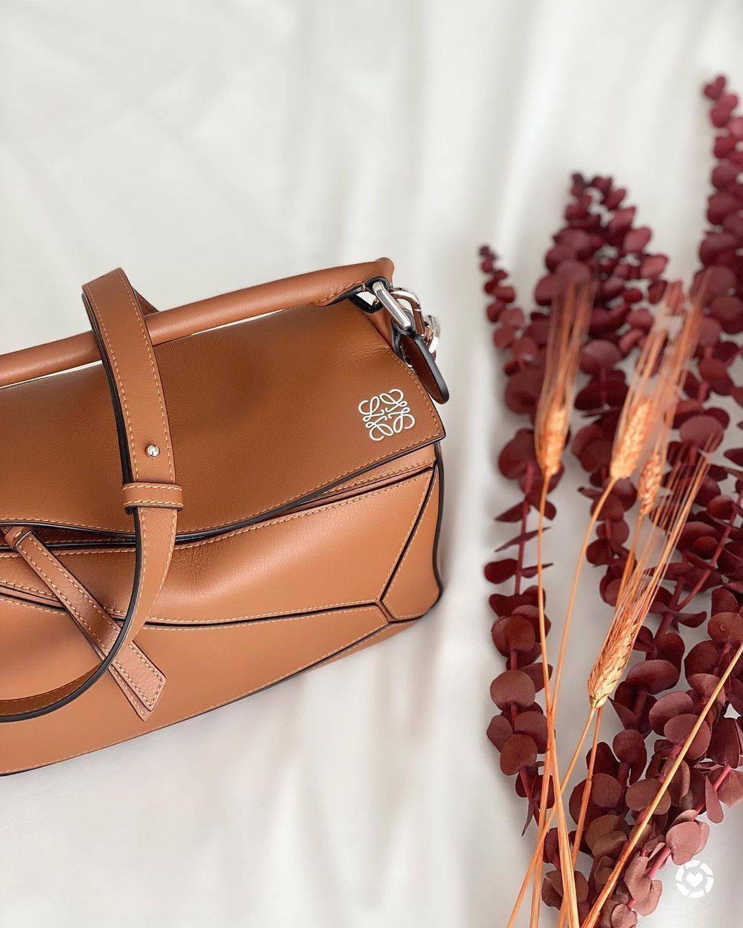 LOEWE CROSSBODY BAG VIP GIFT WITH PURCHASE GWP (**Size M**) กระเป๋าถือหรือสะพาย Limited จาก LOEWE PERFUME DUTY FREE วัสดุ Calfskin หนังแท้หนังสวยอยู่ทรงขนาดกำลังดีน้ำหนักเบา เปิดปิดด้วยซิป ภายในโล่งกว้างสามารถใส่กระเป๋าสตางค์ มือถือ ของใช้ได้เยอะ ด้านหลัง