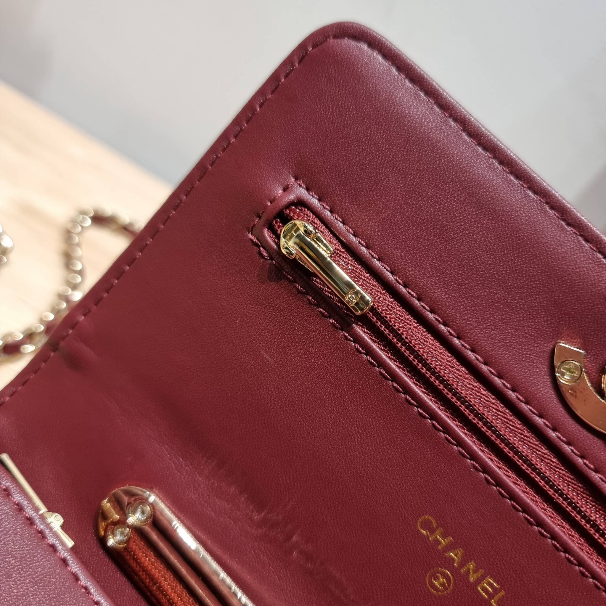 CHANEL woc with top handle black / CHANEL WALLET ON CHAIN กระเป๋าสะพายข้างไซส์กำลังดี สวยหรู ดีไซน์คลาสสิคผสานกิมมิคประจำแบรนด์ ทำให้ไอเท็มนี้เพิ่มมูลค่าขึ้นไปอีก สร้างสรรค์ตัวกระเป๋าด้วยหนังแกะ สัมผัสสบายมือ ใช้งานสะดวกด้วยกระดุมแม่เหล็ก ภายในกระเป๋าแบ่ง