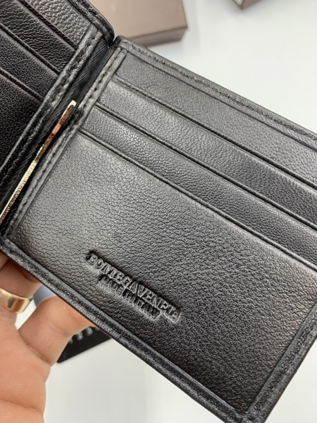 หนังแท้ BOTTEGA VENETA MONEY CLIP WALLET / BV Wallet / BV Men's Wallet พร้อมส่งที่ไทย กระเป๋าสตางค์ใบสั้น รุ่นคลาสสิกพร้อมคลิบโลหะ ที่หยิบมาใช้งานได้บ่อยที่สุด งานหนังลูกวัวแท้ทั้งใบ ใช้ทนทานได้นาน ใช้ทนทา