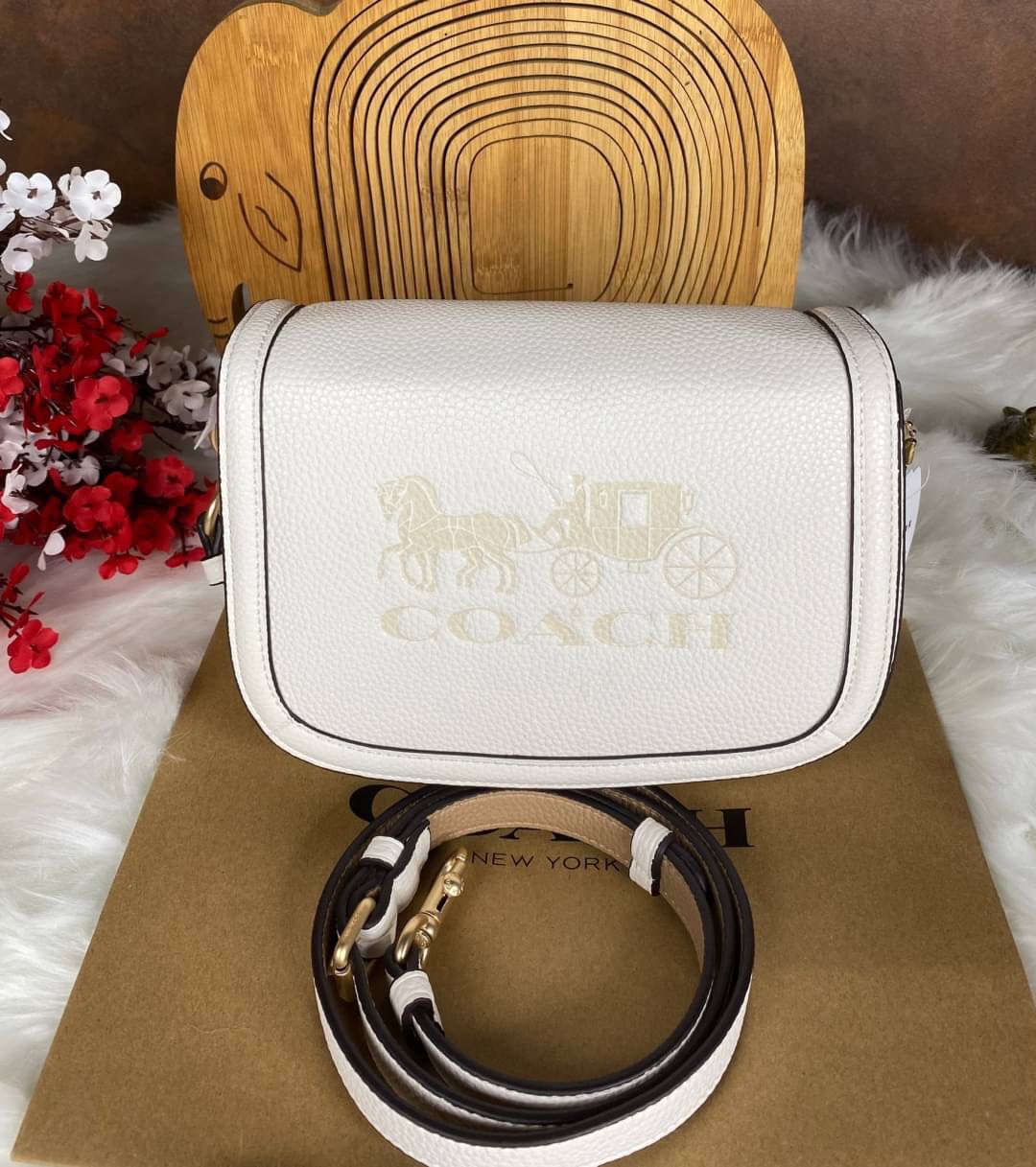 OUTLET 】COACH SADDLE BAG WITH HORSE AND CARRIAGE (COACH C4058) หนังกรวดละเอียดภายในกระเป๋ามัลติฟังก์ชั่น กระดุมแม่เหล็ก ซับในผ้านอกกระเป๋าเปิด สายสะพายถอดได้ สายสะพายยาว 22" สำหรับสะพายไหล่หรือ crossbody