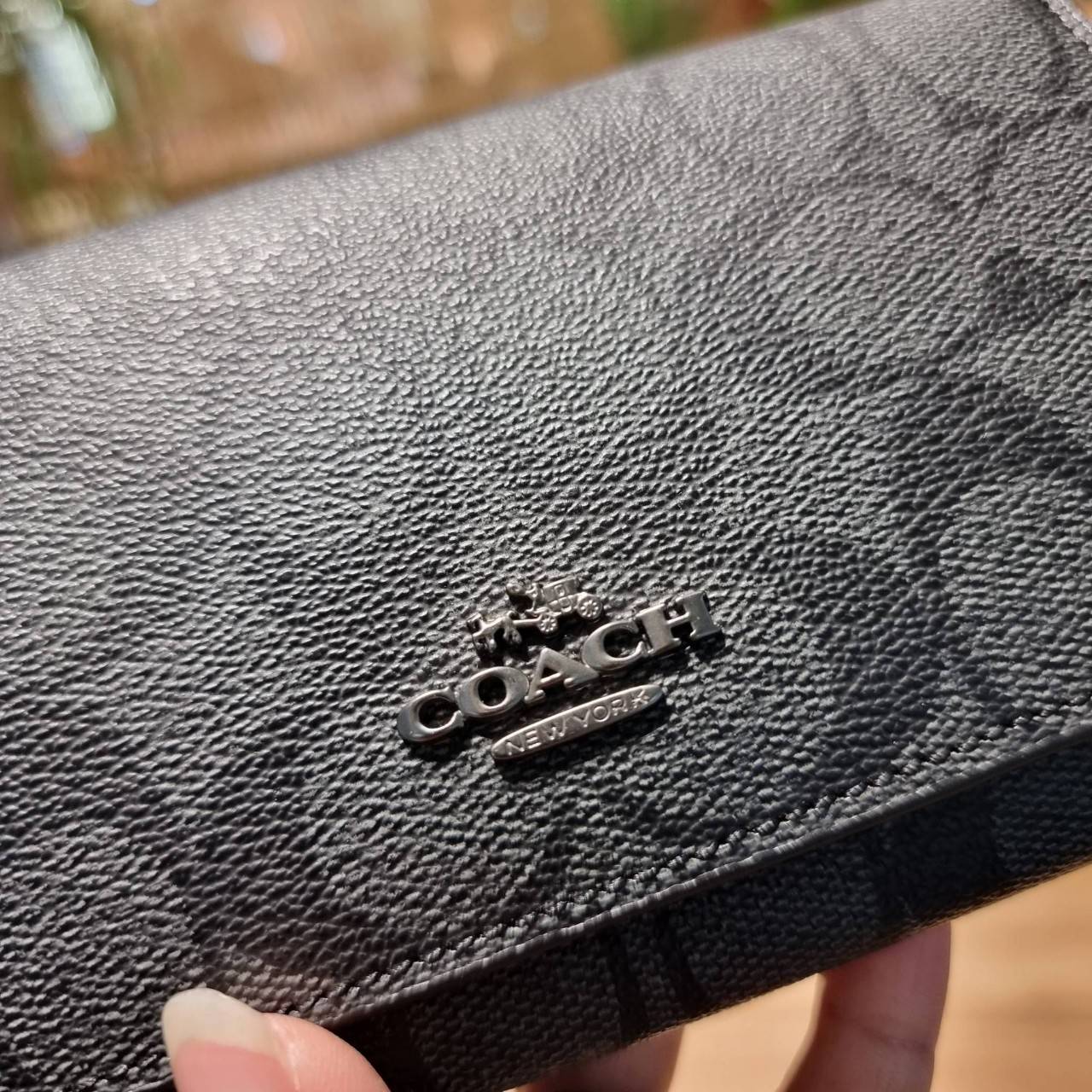 COACH F30205 FLAP PHONE WRISLET IN SIGNATURE CANVAS กระเป๋าสตางค์ 2IN1 มาอีกแล้วจ้า ความคลาสสิคที่จับต้องได้ ใช้งานได้สะดวกกว่าเดิม วัสดุหนังแคนวาสเคลือบลาย ภายในใส่ธนบัตร ใส่บัตรได้เยอะ มีช่องซิปแยก ใส่โทรศัพท์ได้ มาพร้อมสายคล้องมือ ใส่แขนไว้กันหล่นหาย ห