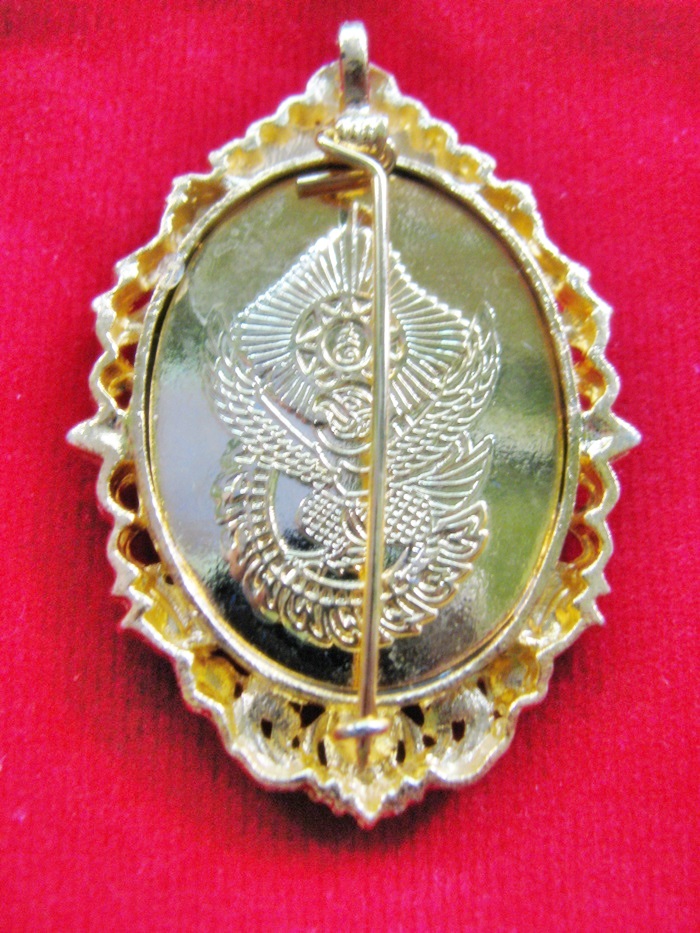 สินค้าหมดค่ะ จี้ล็อกเก็ตสมเด็จพระเจ้าตากสินมหาราชล้อมเพชรหลังดวงตรามหาเดช วัดเวฬุราชิณ จากงานพระเจ้าตากสินมหาราช ที่วงเวียนใหญ่ค่ะ