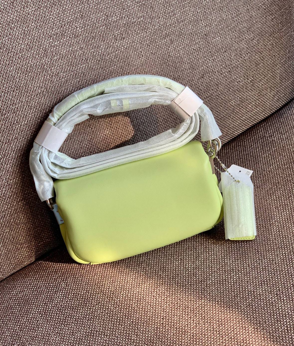 น้องสวยมากก สินค้าจริงสวยกว่าในรูป ไม่จกตาค่ะ! COACH PILLOW TABBY SHOULDER BAG 18 ((C3880)) 📣 พร้อมส่งที่ไทย คุณภาพเกินราคา! กระเป๋าหิ้ว//สะพายแบบครอสบอดี้ร์ 🔺หนัง nappa อย่างดี หนานิ่ม นุ่มมากๆ หลงรักน้องแน่นอน ✔️ใช้โลโก้แบรนด์รุ่น