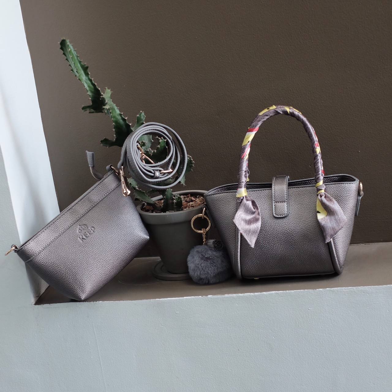 กระเป๋าทรงน่ารักๆ รับ Summer นี้เลยค่า KEEP ‘ Basket ‘ Handbag > ทรงน่ารัก (ราคานี้แถม ปอมๆ และผ้าพันหูกระเป๋าให้ 2 ผืน เข้า Set ) > มีใบเล็กด้านใน ให้อีก 1 ใบ สามารถเอาออกมาใช้สะพายได้ ( เหมือนซื้อ1ได้2 ) >น้ำหนักเบา ใบเล็กกะทัดรัด เหมาะกับ Summ