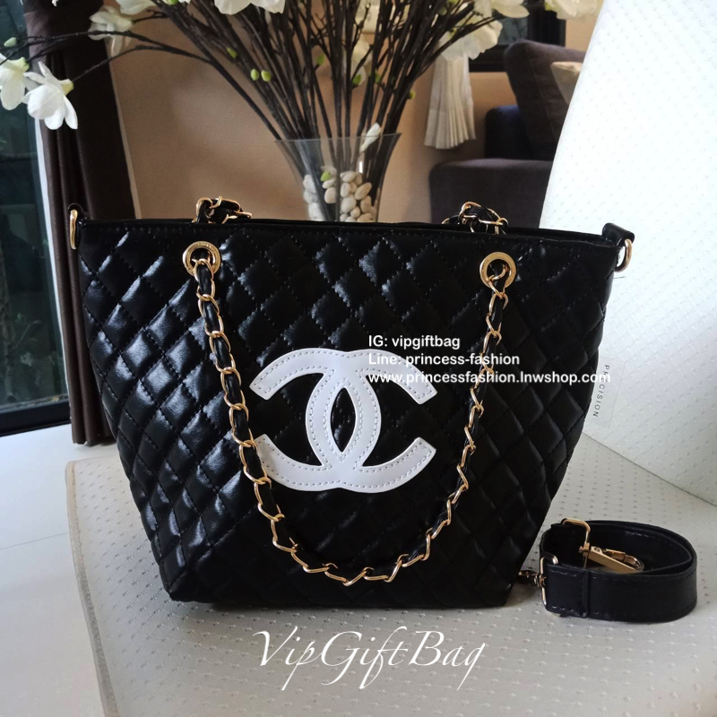 Chanel Tote & Shopping Bag กระเป๋าสะพายทรง Shopping Bag พรีเมี่ยมกิ้ฟ Limited Edition ของแท้ 100% นำเข้าจาก Chanel Perfume Counter ใบใหญ่วัสดุหนัง PU ประดับโลโก้ CC สุดคลาสสิค ซับใน Polyester 100% เปิดปิดด้วยกระดุมแม่เหล็ก จุสุดๆ สามารถใส่เอกสารA4หนังสือ 