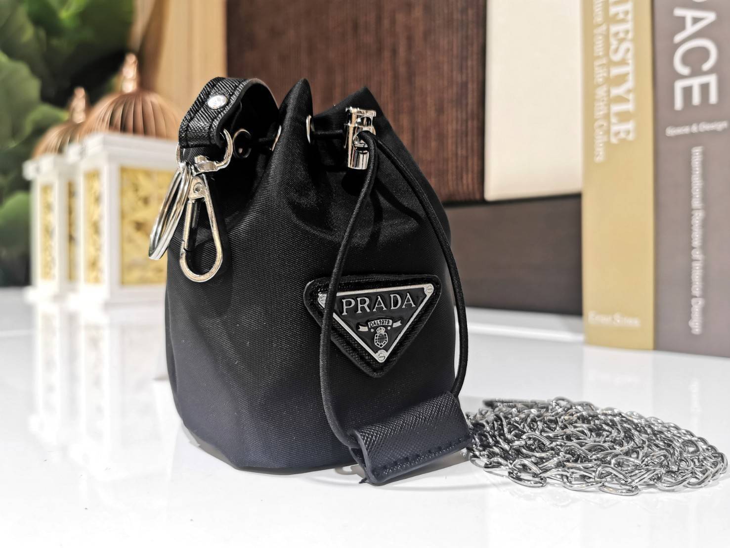 กลับมาตามคำเรียกร้อง Must Have!✴️PRADA MINI DRAWSTRING WITH KEYCHAIN VIP GIFT WITH PURCHASE (GWP) พรีเมี่ยมกิ๊ฟจากต่างประเทศรุ่น Limited "Duty Free" กำลังฮิตสุดๆในเกาหลี วัสดุ Nylon & Polyester 100% ด้านหน้าประดับโลโก้ เปิดปิดแบบ Drawstri