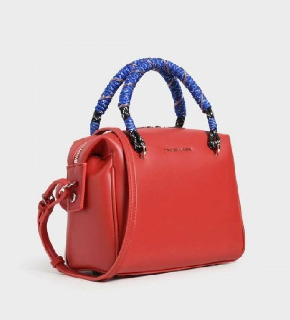 CHARLES & KEITH Nylon Twist Top Handle Bag กระเป๋าถือหรือสะพายรุ่นใหม่แบบชนช็อปทรง Bowling วัสดุหนังแกะสังเคราะห์เรียบสวยอยู่ทรงขนาดกำลังดี น่ารัก น้ำหนักเบา เปิดปิดด้วยซิปคู่สะดวกใช้ ภายในมีโลโก้และช่องซิป มีหมุดรองฐานกันรอยสี่มุม หูจับ Nylon Twist เพิ่ม