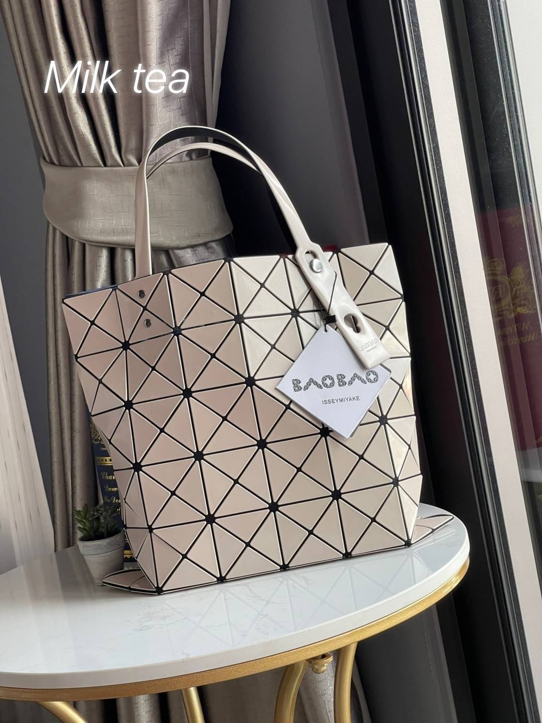 Baobao Issey Miyake 6x6 กระเป๋า Tote รุ่นนี้ถือว่าเป็นกระเป๋า Tote ไซส์กลางที่เหมาะกับการพกพาสิ่งของที่จำเป็นในทุก ๆ วัน มาพร้อมสายที่สามารถปรับได้ทั้งสองสาย และมีช่องใส่ของช่องเล็กด้านใน 1 ช่อง จุของได้เยอะแถมยังทนทาน ใช้เป็น Everyday Bag ได้เลยคะ พกพาสะ