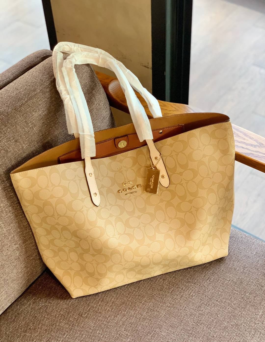 COACH TOWN TOTE SIGNATURE BAG((76636)) พร้อมส่งอีกครั้ง! กระเป๋าใบใหญ่หนังแท้ สวยงามค่ะ ป้ายอะไหล่แบรนด์แบบโลหะสีทองสวยหรูมากๆ เปิดปิดกระเป๋าแบบกระดุมแม่เหล็ก ใช้งานง่าย ภายในกว้างมากๆค่ะบอกเลย สาวๆที่สัมภาระเยอะหายห่วงค่ะ พร้อมช่องกระเป๋าซิปให้ใส่มือถือห