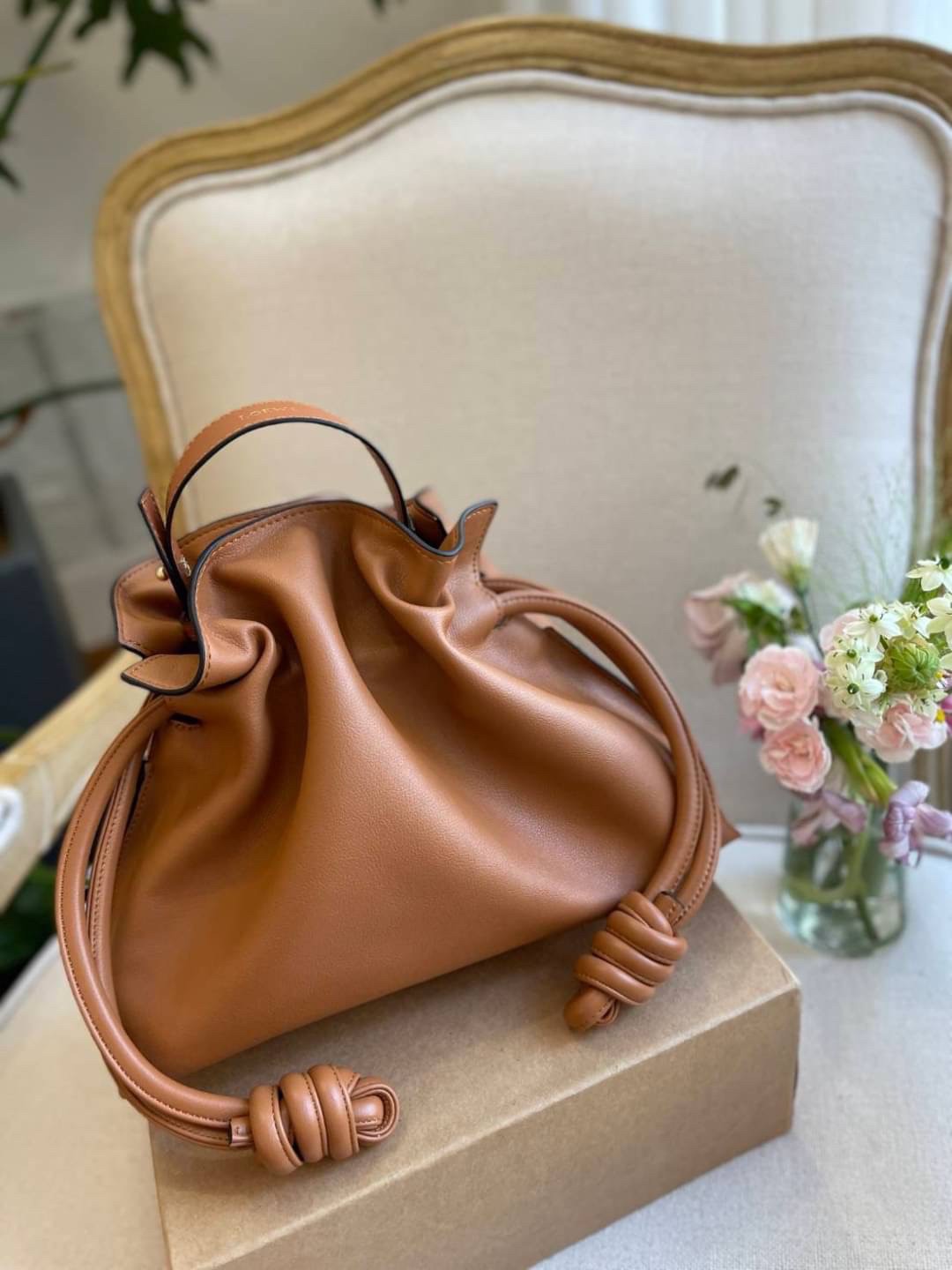 LOEWE Flamenco Clutch Bag / LOEWE CROSSBODY BAG กระเป๋าหนังทรงขนมจีบ อะไหล่ทอง วัสดุหนังอย่างดี