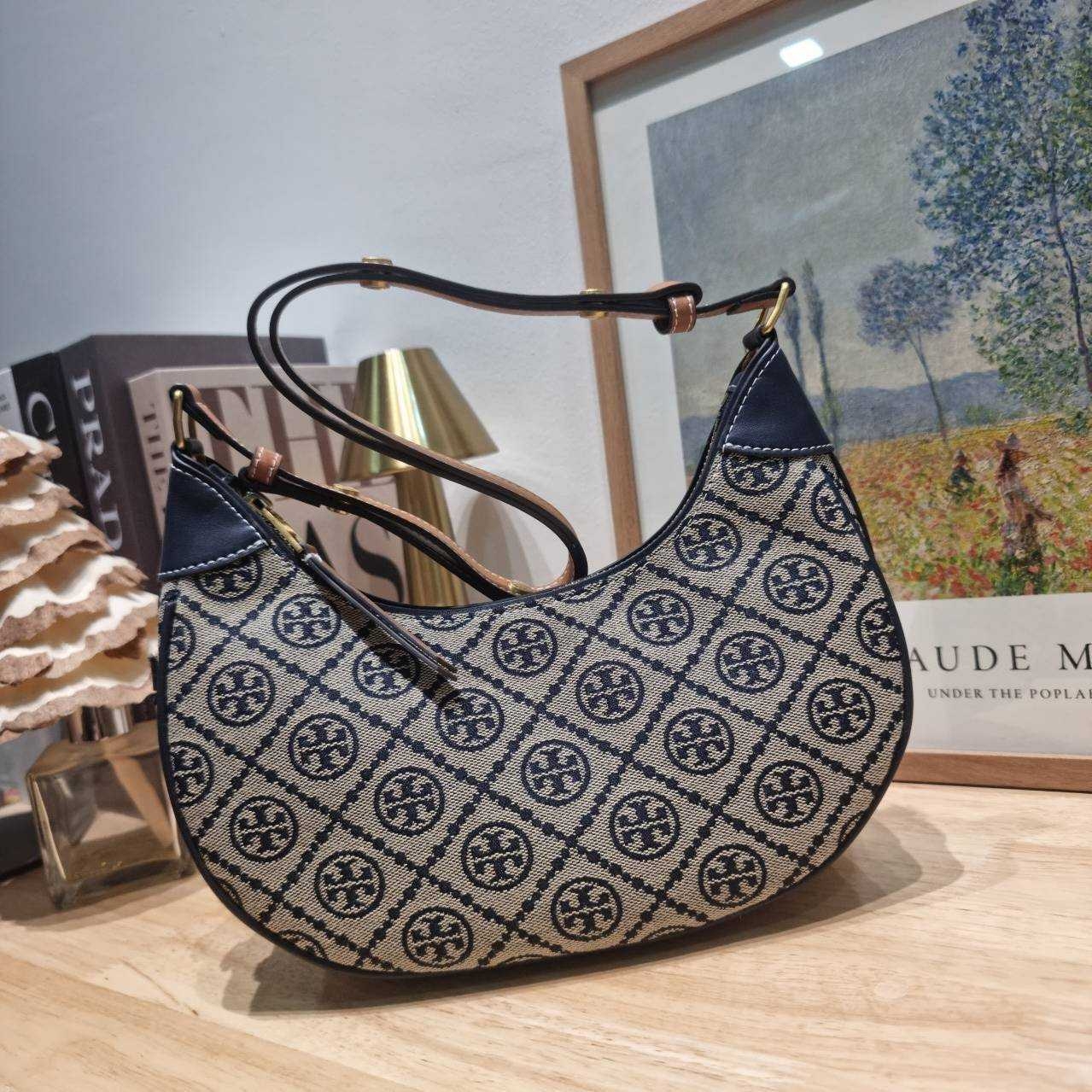 TORY BURCH T MONOGRAM CRESCENT BAG คอลเลคชั่นใหม่มาแรง! สมแก่การรอคอยในสไตล์ทีโมโนแกรมอันเป็นเอกลักษณ์ รูปทรงสวยโดดเด่น สะพายง่ายคล่องตัว