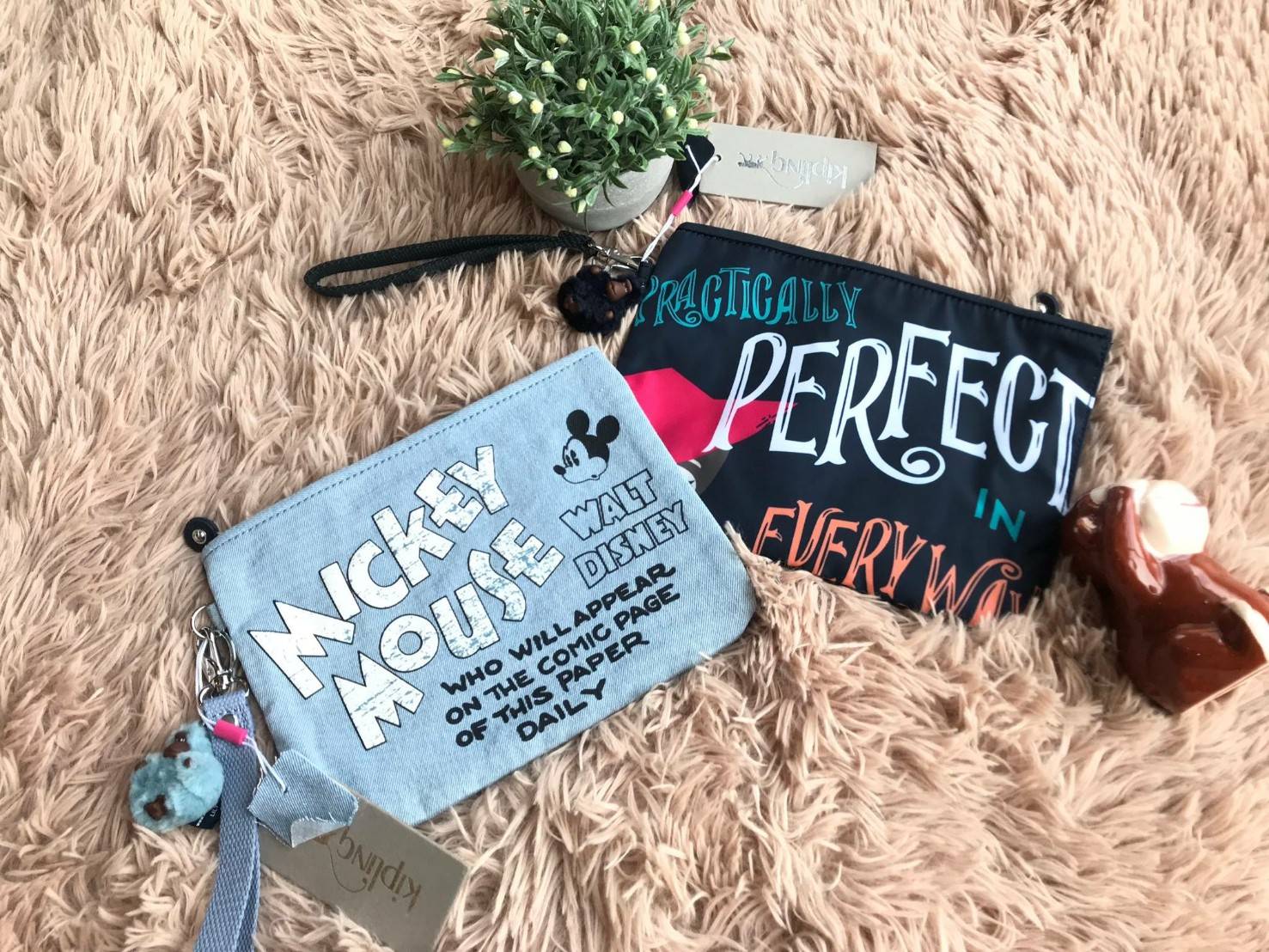 KIPLING ELLETRONICO DISNEY’s JUNGLE BOOK POUCH กระเป๋าคล้องมือทรงพอรช์จากการ์ตูนวอลท์ดิสนีย์ ที่วาดลวดลายลงบนกระเป๋า สำหรับใส่ของจุกจิก มือถือ กระเป๋าสตางค์ เครื่องสำอางค์ได้ มาพร้อมพวงกุญแจขนปุกปุย ภายในมีช่องเล็กแยกเป็นสัดส่วน สามารถคล้องมือถือเก๋ๆเลยคร