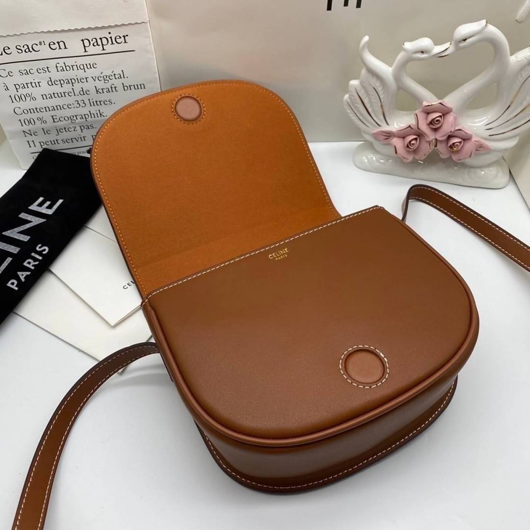 VIP 】CELINE FOLCO CUIR TRIOMPHE in Smooth Calfskin ใหม่ล่าสุดของแบรนด์CELINE ให้ลุคชิคแอนด์ชิล (GWP) พรีเมี่ยมกิ๊ฟ Limited Edition จาก CELINE PERFUME DUTY FREE COUNTER วัสดุหนังแท้ (Calfskin) ขนาดกระทัดรัด น้ำหนักเบา โดดเด่นด้วยดีไซน์โลโก้แบรนด์ที่ด้านหน้