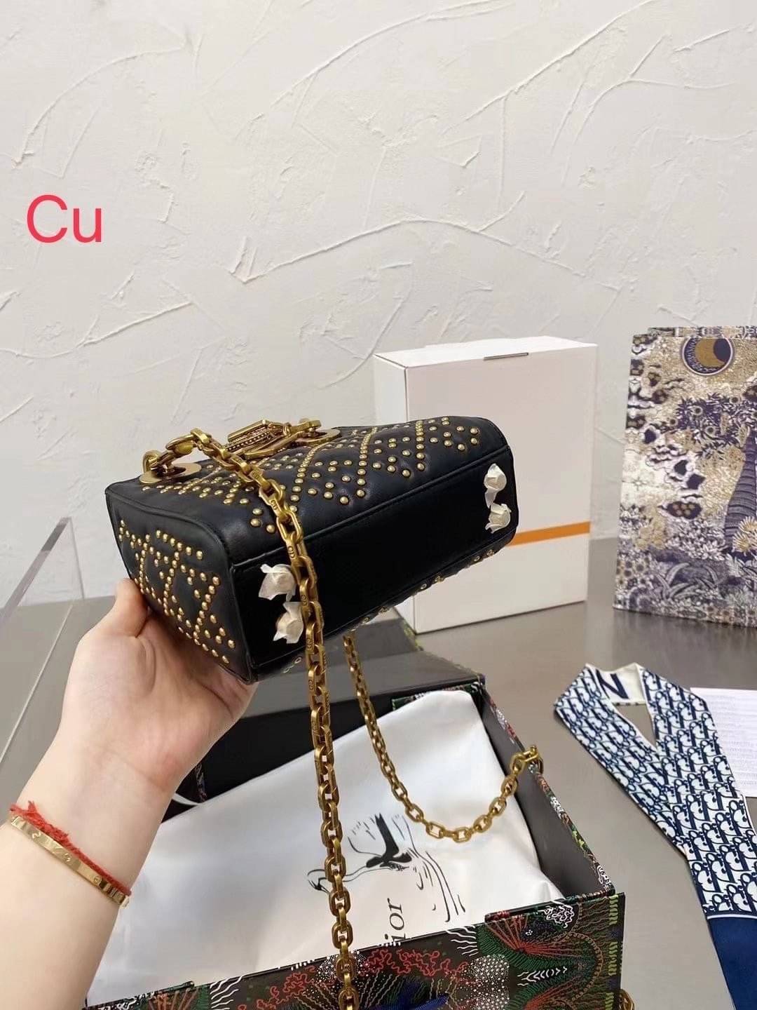 DIOR CD MINI LADY STUDDED BAG / DIOR LADY STUDDED BLACK LEATHER กระเป๋าสะพายข้างตกแต่งหมุดเต็มใบ ไม่มีคือพลาด หรูจริงอะไรจัง ทรงกล่องคลาสสิค มีหูจับในตัวและสายครอสบอดี้สุดเลิศ แต่งเติมดีเทลอัพราคาไปอีก