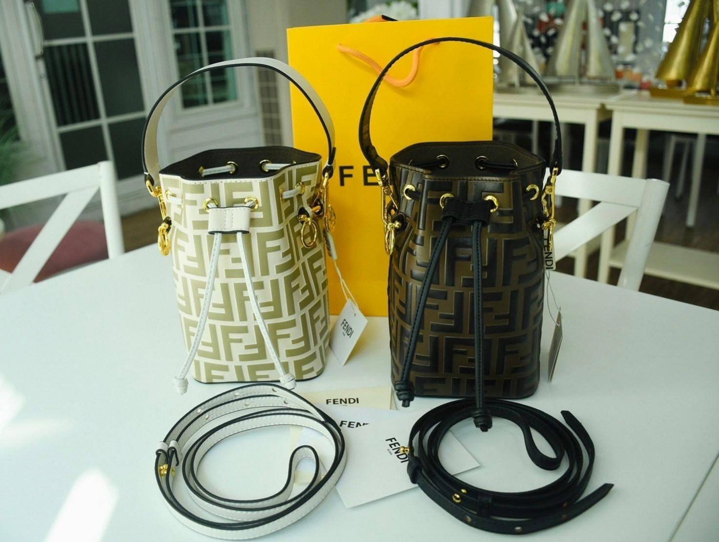 Fendi MonTresor mini Bucket Bag กระเป๋าถือหรือสะพายข้าง วัสดุหนังแท้หนังแข็ง ทรงขนมจีบ ลายแบรนด์ อะไหล่ทองหรูหรา จุของได้เยอะ น้ำหนักเบา ตั้งอยู่ทรง ด้านในโล่ง มี2สาย สายสั้น+ยาว ถอดสายได้ Crossbody ได้ สายยาวปรับระดับได้ คุ้มสุดๆ ใบนี้ไม่ควรพลาดค่ะ ดาราเ