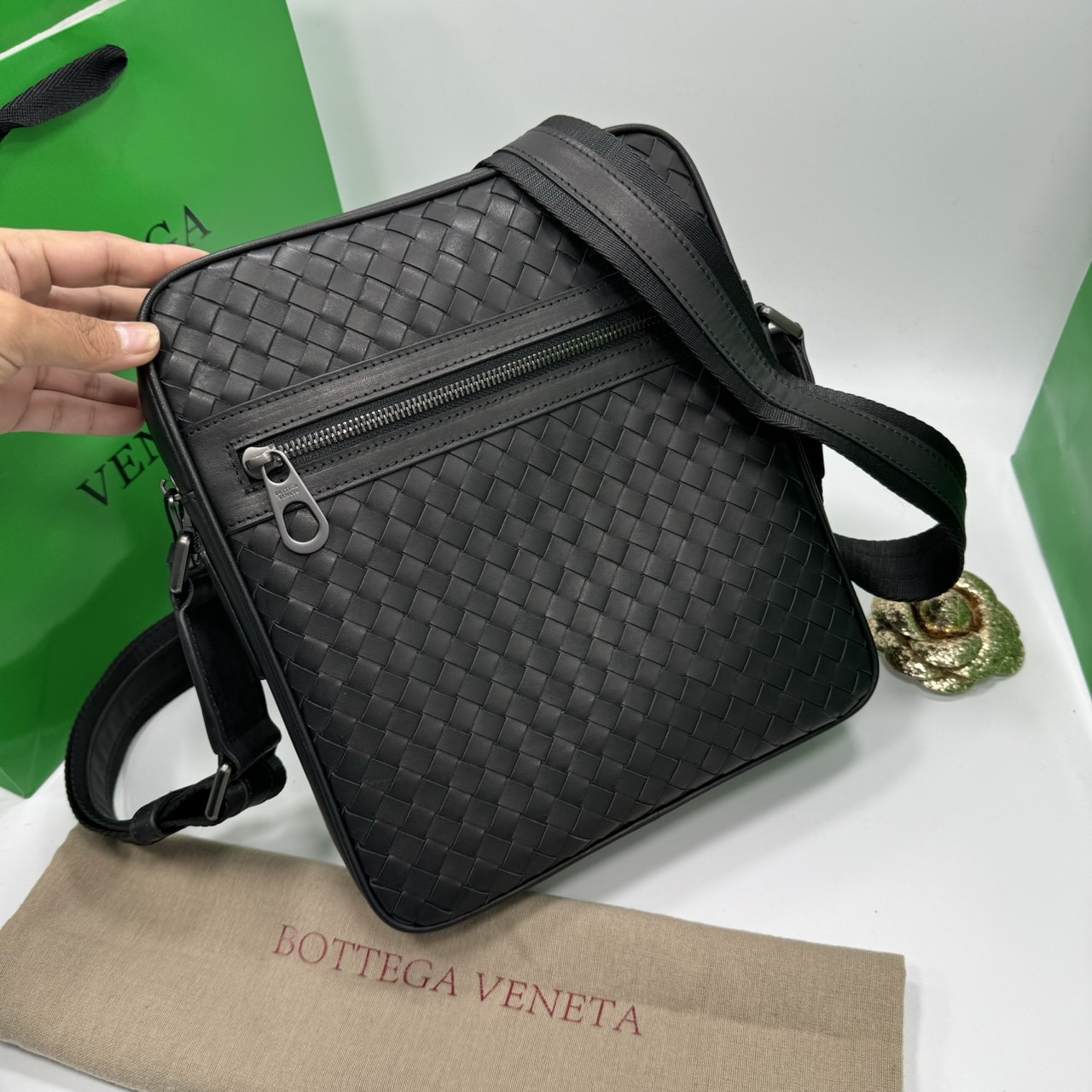 BOTTEGA Messenger Bag กระเป๋าสะพายเมสเซนเจอร์ ดีไซส์สานเป็นเอกลักษณ์ everyday look เอาใจหนุ่มๆ สวยเท่คลาสสิก เกรดออริ 1:1 ใช้งานต่างประเทศได้