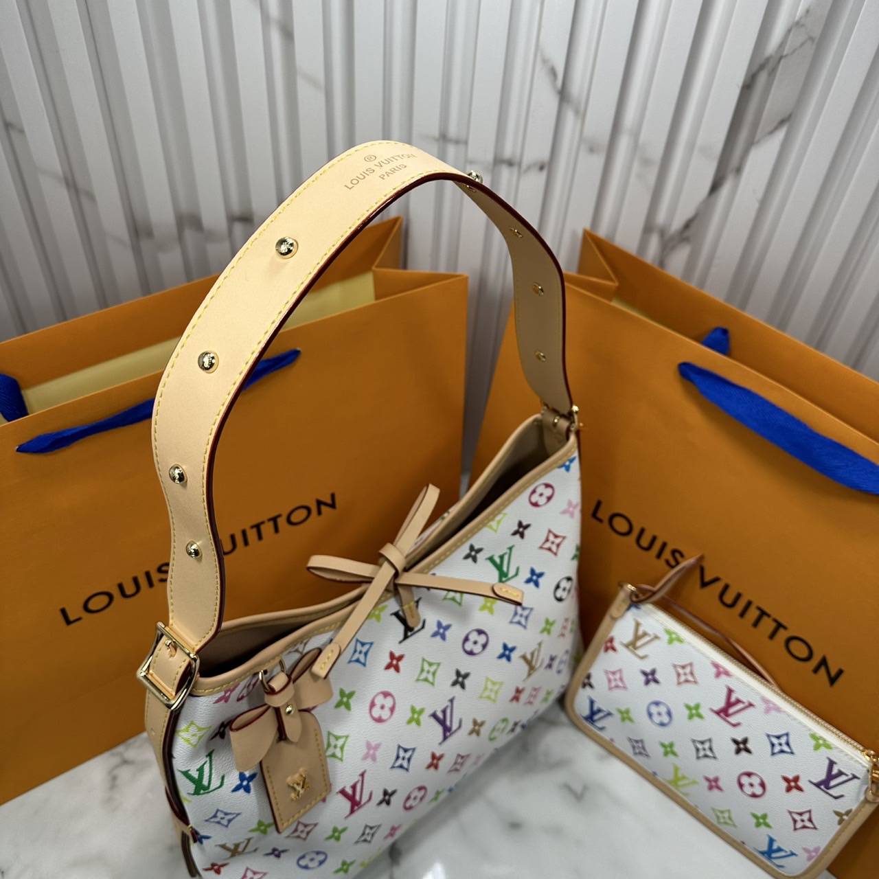 LV x TM CarryAll PM bag Murakami กระเป๋าทรงโท้ทแครี่ออลสุดคลาสสิกแต่งแต้มดีเทลเปี่ยมชีวิตชีวาจากคอลเลคชั่น LV x Murakami ด้วยลายโมโนแกรมสุดไอคอนิกเปี่ยมสีสันใหม่