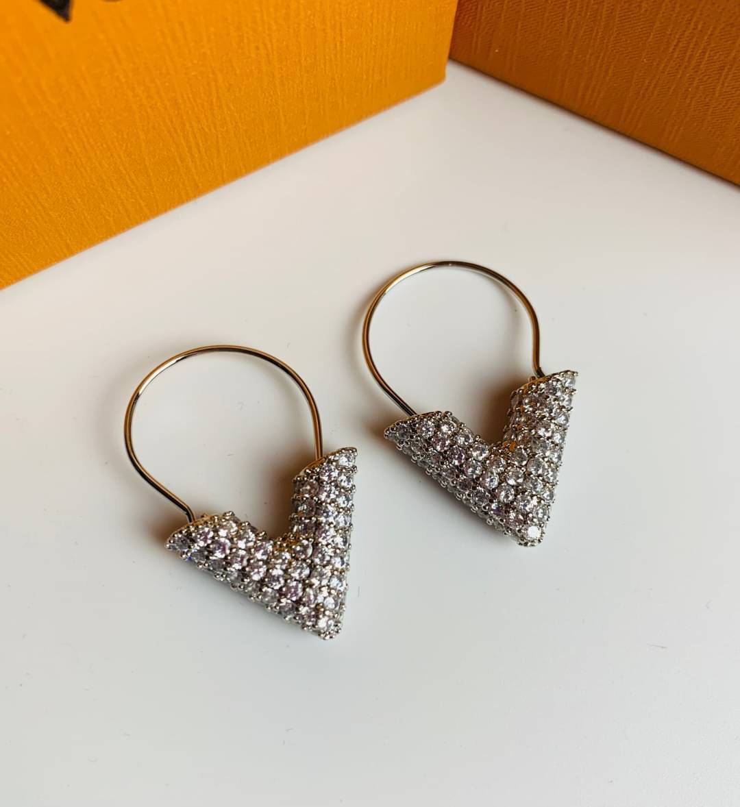 LV earring / Louis Vuitton earring ต่างหูหลุยส์ เกรดออริจินอล งานเคลือบโลหะทอง ไม่ลอกไม่ดำ เงาสวยคล้ายของจริงมากที่สุด สวยหรูหรา ผู้ดี ไฮโซสุดๆ งานเล่นไฟสวยมากค่ะ คอนเฟิม !!!!! เกรดสั่งทำแบบละเอียดที่สุด เก็บรายละเอียดครบ ปั้มโลโก้ สวยมากค่ะ