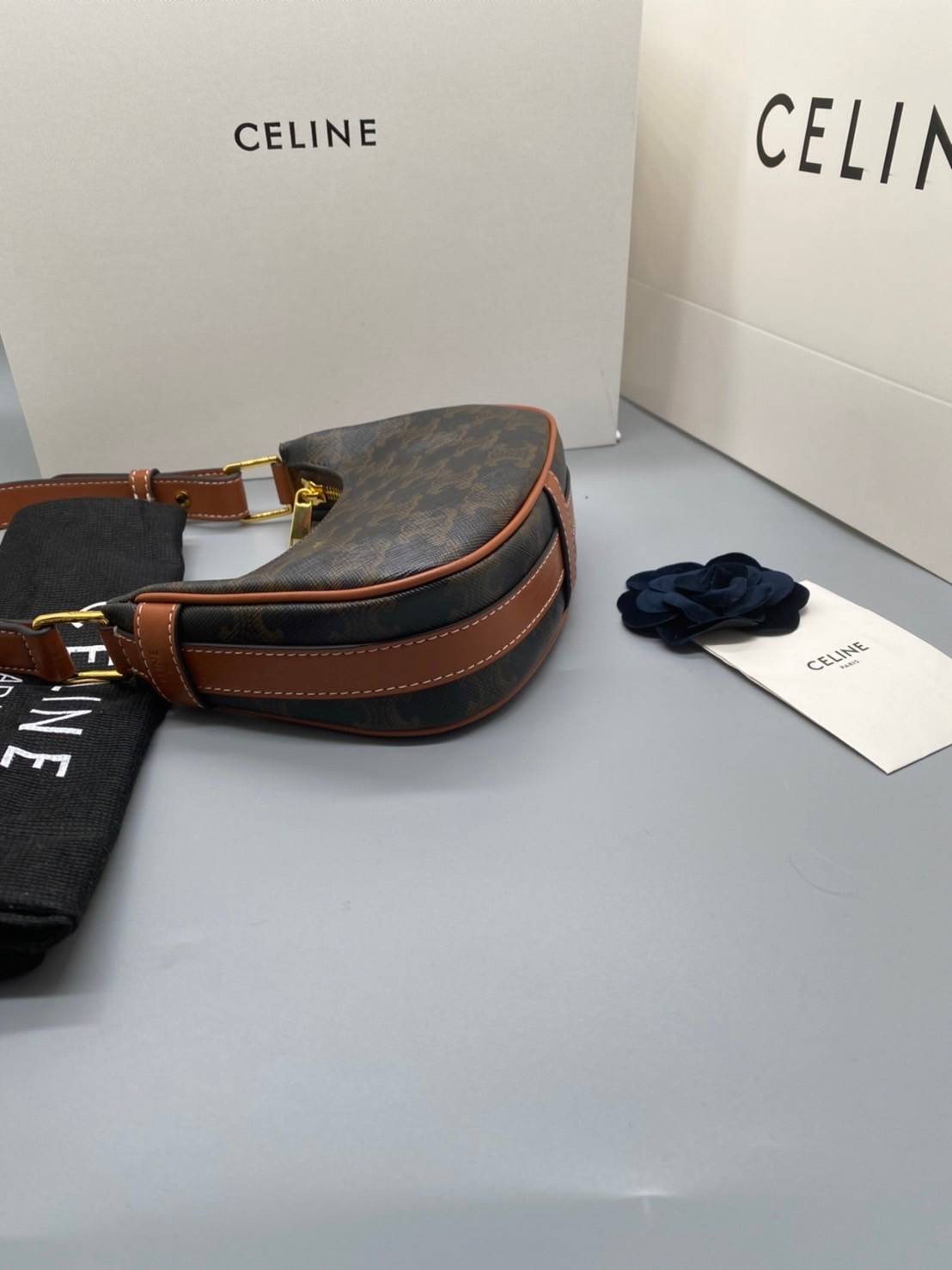 CELINE MINI SHOULDER BAG Celine Vintage Classic MINI Ava bag กระเป๋าสะพายไหล่ใบเล็กน่ารักมากก ขนาดใหม่ น้องน่ารักมากก คาเฟ่จ๋าาาา น้องมาล๊าววว วัสดุ TRIOMPHE CANVAS ดีไซน์สวยหรูฮิตสุดในเกาหลี! หนังสวยอยู่ทรงกันน้ำ เปิดปิดด้วยซิปแบรนด์สีทอง สายสะพายหนังปรั