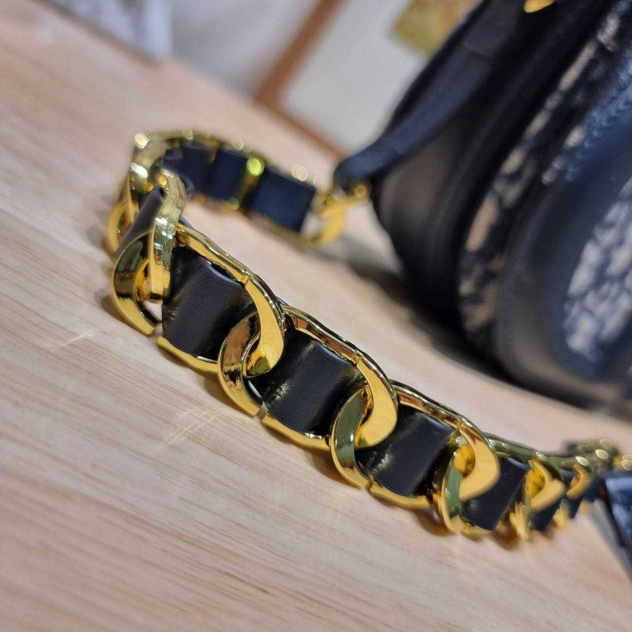 CD SIGNATURE BAG WITH STRAP กระเป๋าสะพายซิกเนเจอร์ ไอเท็มมาแรง ที่สวยแซ่บไม่มีไม่ได้เลย เกรดออริ 1:1