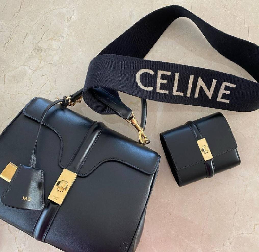 CELINE SHORT WALLET VIP GIFT WITH PURCHASE (GWP) พรีเมี่ยมกิ๊ฟ Limited จาก CELINE HAUTE PARFUME DUTYFREE COUNTER หนังแท้ CalfSkin เรียบสวยอยู่ทรงมีโลโก้ด้านหน้าเปิดปิดด้วยตัวล๊อคบิดอะไหล่ทองปั้มโลโก้ภายในมีช่องแบ่งหลายช่อง มีช่องใส่บัตรหลายช่อง ช่องใส่เหร