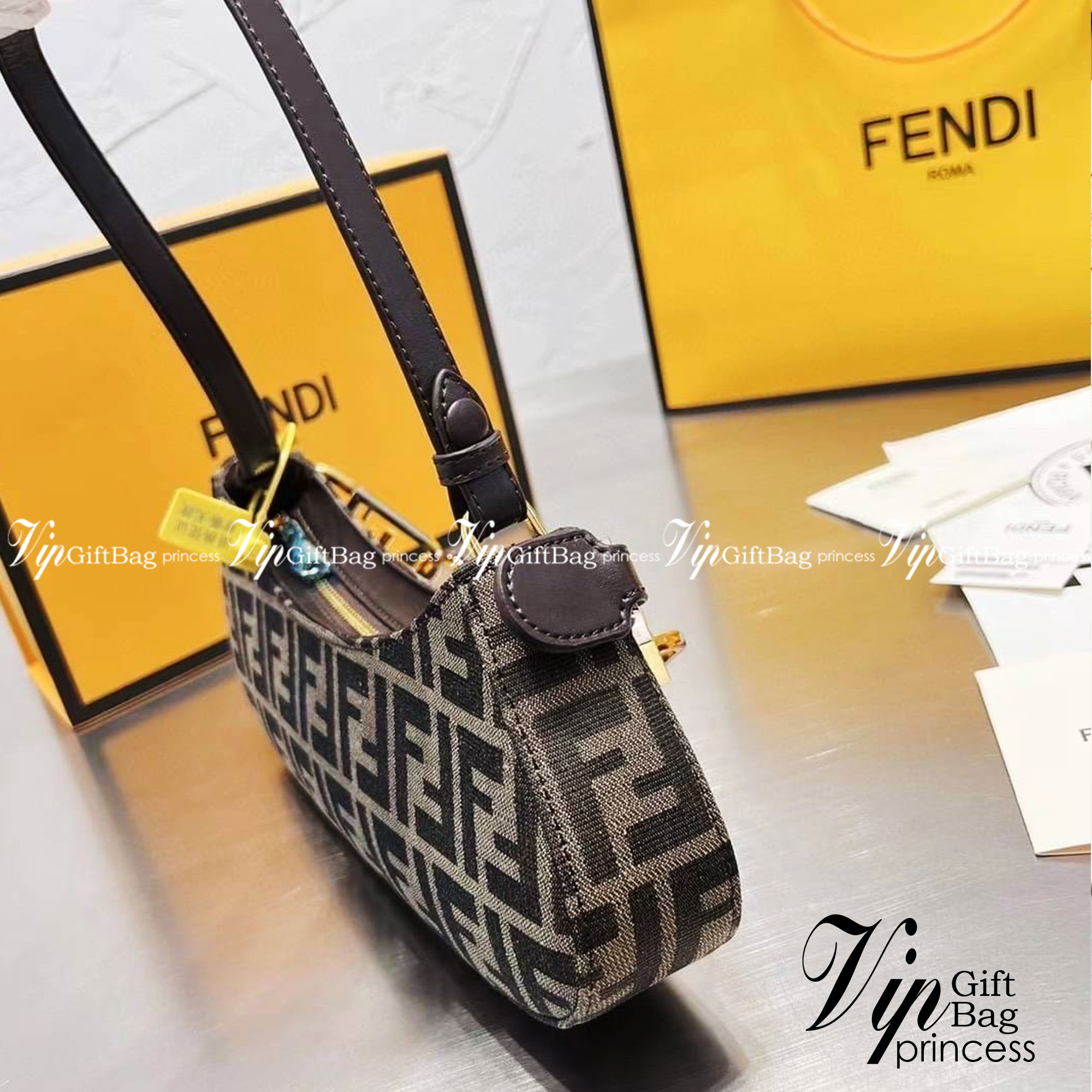 Fendi O'Lock Swing tapestry fabric pouch / Fendi Shoulder Bag กระเป๋าสพายไหล่เฟนดิ พร้อมสายสะพาย 2 เส้น สวยหรู ภาพถ่ายจากงานขายจริง ใช้งานต่างประเทศได้