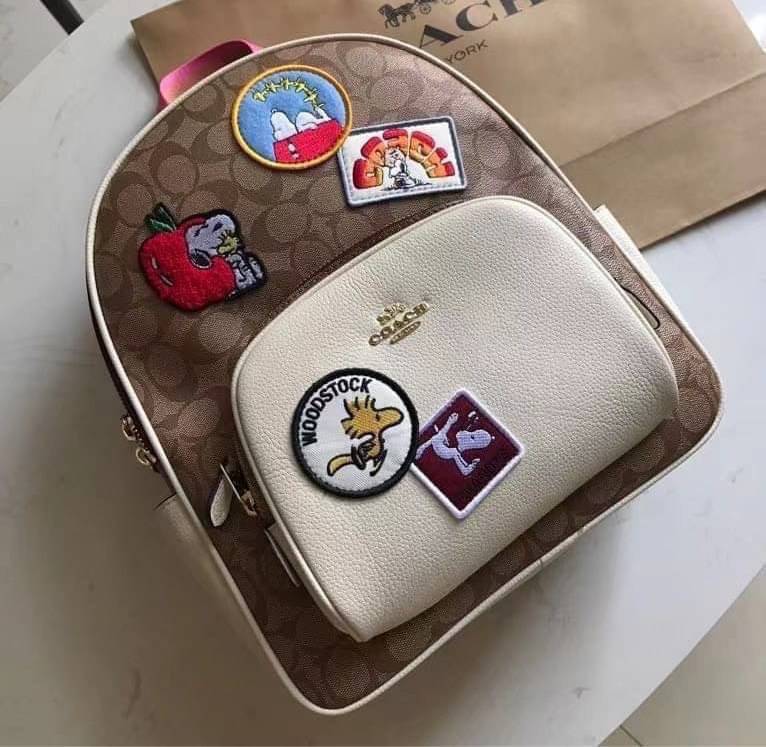 Coach X Peanuts Court Backpack In Signature Canvas With Varsity Patches เป้รุ่นลิมิเต็ดสุดหายาก!! คิ้วท์ๆ น่ารักน่าใช้มากๆ ด้วยดีไซน์ที่โดดเด่น 🎒💓 วัสดุหนังแคนวาสคุณภาพดี มีช่องซิปแยกให้หลายช่อง สายสะพายปรับได้ตามถนัด รุ่นนี้ขับผิวดีมากๆ ถ