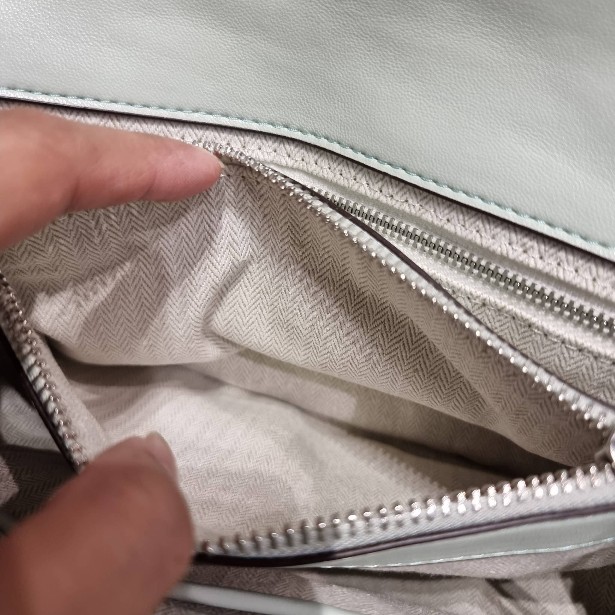 TORY BURCH KIRA CHEVRON CONVERTIBLE SHOULDER BAG กระเป๋าสะพายรุ่นยอดฮิต ไซส์ใหญ่จัดเต็มให้เน้นๆ ใช้ยังไงก็ดูหรู ดีไซน์เฉพาะตัว วัสดุหนังแกะ สัมผัสนิ่ม เปิด-ปิดด้วยกระดุมแม่เหล็ก ภายในเป็นช่องโล่ง แบ่งสัดส่วนไว้ดีมากๆ ใส่กระเป๋าสตางค์ มือถือ เครื่องสำอางค์