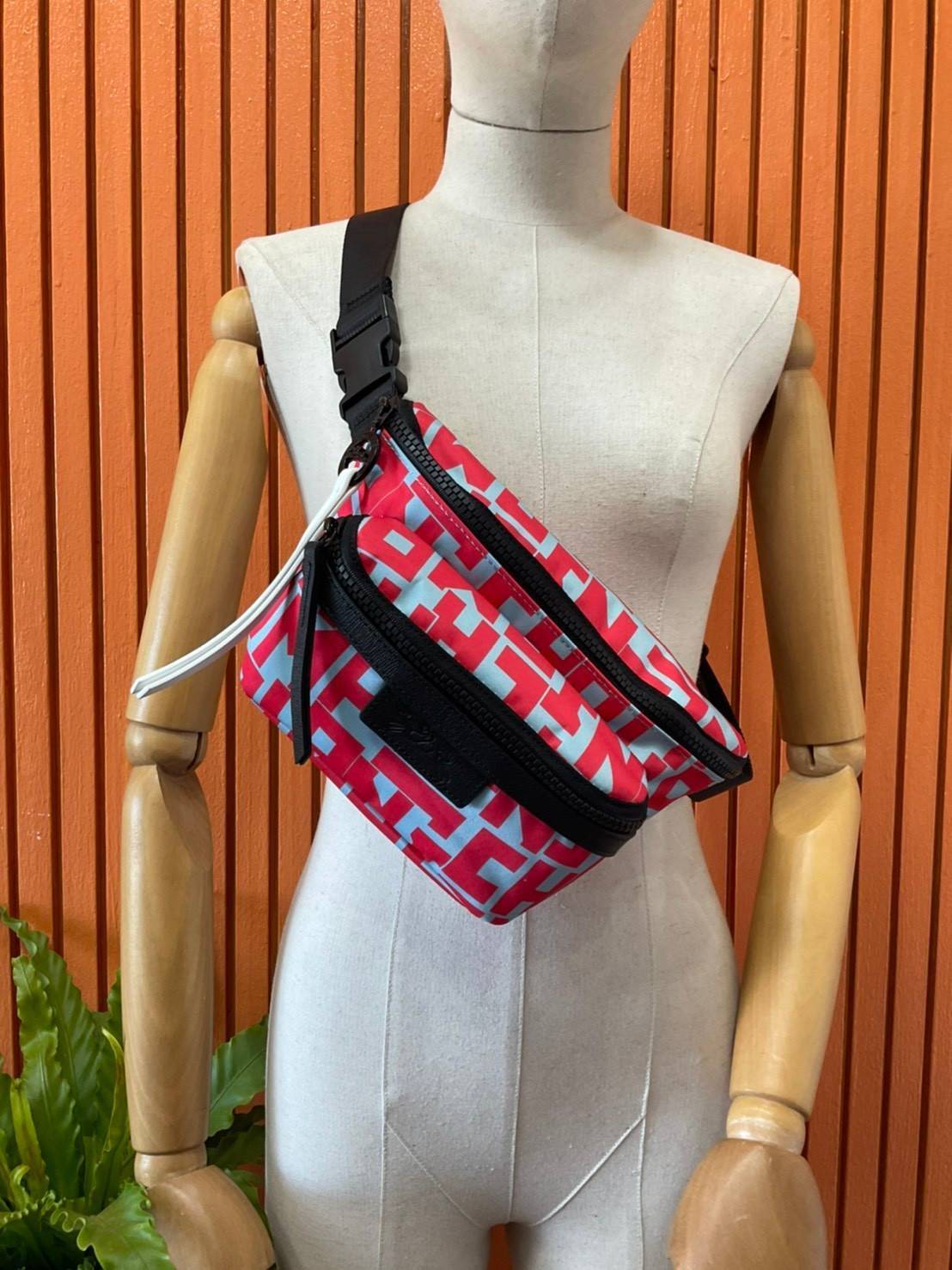 ของแท้ 💯% Longchamp Le Pliage Graphic Nylon Belt Bag กระเป๋า คาดอก / คาดเอว ลายกราฟฟิก วัสดุเนื้อผ้า Nylon Canvas เคลือบกันนำ้ ตัดด้วยหนังแท้ที่มีน้ำหนักเบา มี 2 ช่องซิปสะดวกใช้ ดีไซน์เรียบง่ายแต่เต็มไปด้วยความคลาสสิก ที่จับหัวซิปปั้มแบรนด์ จุของไ