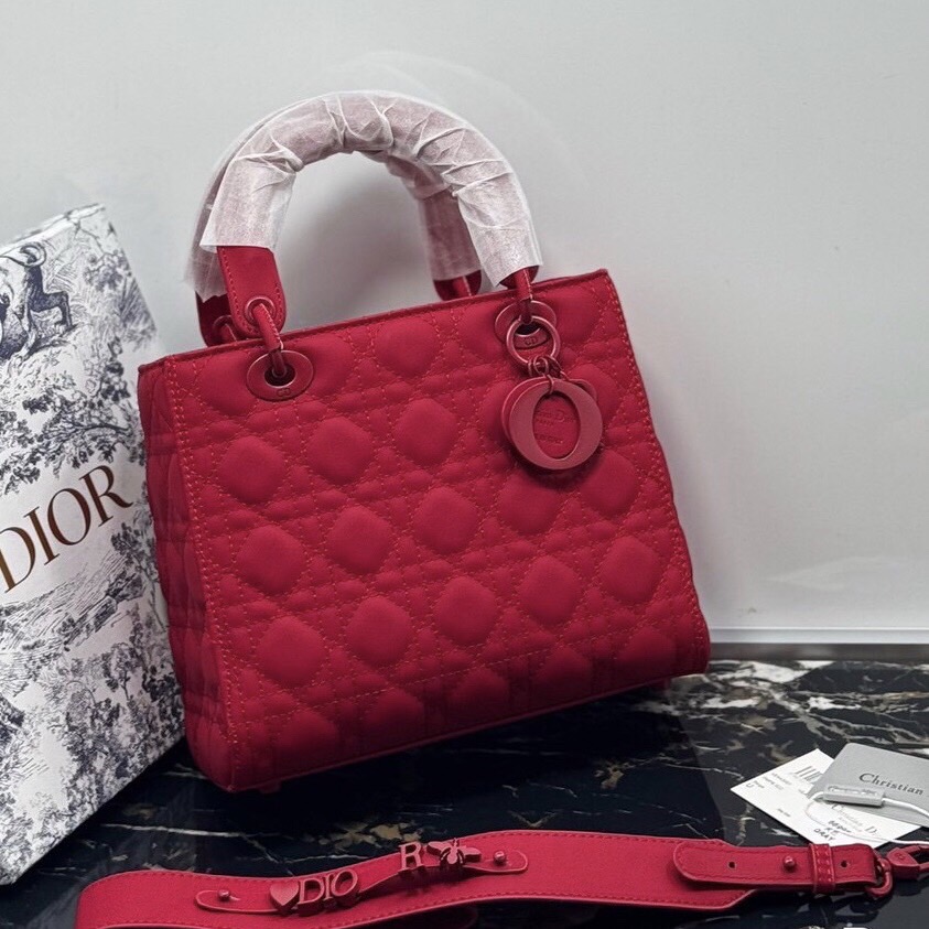 Dior Medium Lady Dior Bag 25cm กระเป๋าสะพายทรงโท้ท ที่สุดของความเรียบหรูดูแพง น้อยแต่มากที่แท้ทรู ดีไซน์เรียบง่าย แต่แฝงไปด้วยความหรูหรา ทรงกล่องคลาสสิค โดดเด่นด้วยพวงกุญแจอะไหล่โทนสีเดียวกับกระเป๋า เป็นเอกลักษณ์ด้วยลายเส้นซ้อนทับสวยงาม