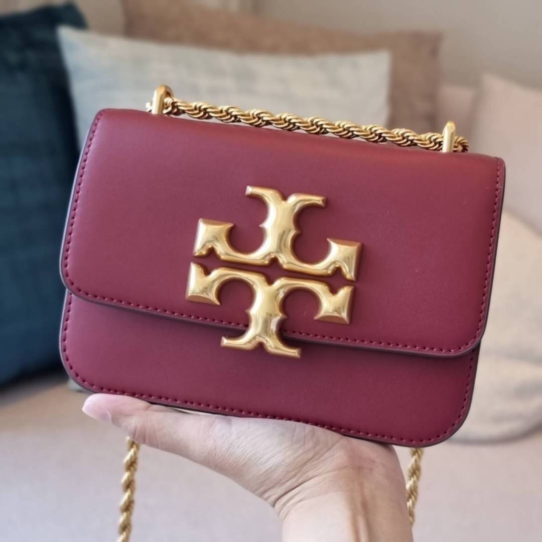 TORY BURCH ELEANOR SMALL CONVERTIBLE SHOULDER BAG ฮอตไอเท็ม รุ่นนี้ขายดีขายหมด สวยหรู คุณหนู ผู้ดี!! หายากมากแล้วน้า กระเป๋าสะพายข้าง ดีไซน์อยู่ทรง ขนาดกำลังสะดวกใช้สำหรับสาว วัสดุหนังแท้เต็มใบ สีทูโทน เปิด-ปิดด้วยแถบแม่เหล็ก ภายในแบ่งสัดส่วนได้เป็นอย่างด
