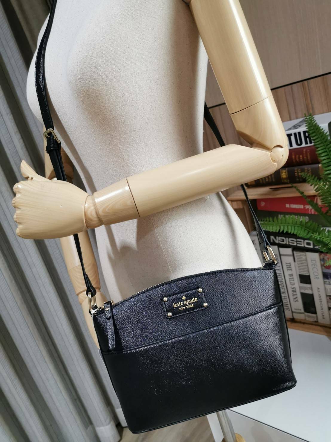 Kate Spade New York Cross Body Bag กระเป๋าสะพายรุ่นยอดนิยมจาก Kate Spade Factory วัสดุหนัง Saffiano สวยหรูอยู่ทรง ด้านหน้ามีโลโก้แบรนด์และช่องใส่ของ เปิดปิดด้วยซิปสะดวกใช้ ภายในมีช่องซิปและช่องใส่ของ รุ่นนี้สามารถใส่กระเป๋าสตางค์ใบยาว มือถือ ของจุกจิกได้เ