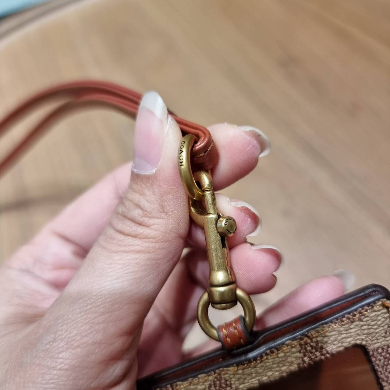 COACH ID LANYARD IN COLORBLOCK SIGNATURE CANVAS ง่ายๆแบบไม่ธรรมดา!! คลาสสิคแต่มีดีเทลโดดเด่น!! กระเป๋าถนอมบัตร พร้อมสายคล้องคอ ดีไซน์ลวดลายสวย ดูดีทุกแบบ ใช้งานง่าย พกพาสะดวก จะใส่บัตรพนักงาน บัตรเครดิต บัตรปชช. ใบขับขี่ และบัตรอื่นๆที่อยากจะใส่!! ตามใจไป