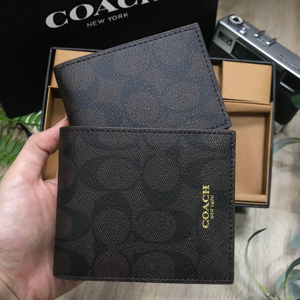 COACH FACTORY SHORT WALLET WITH CARD POCKET & KEY CHAIN Value set & 3 in 1! กระเป๋าสตางค์ใบสั้น + กระเป๋าใส่บัตร และพวงกุญแจ วัสดุหนังแท้ลายแบรนด์รอบใบ ภายใน มีช่องใส่ธนบัตร,บัตร บุผ้าลายแบรนด์ มาาพร้อมอุปกรณ์ ครบ set จะมอบเป็นของขวัญหรือใช้เองก็แนะนำค่ะ