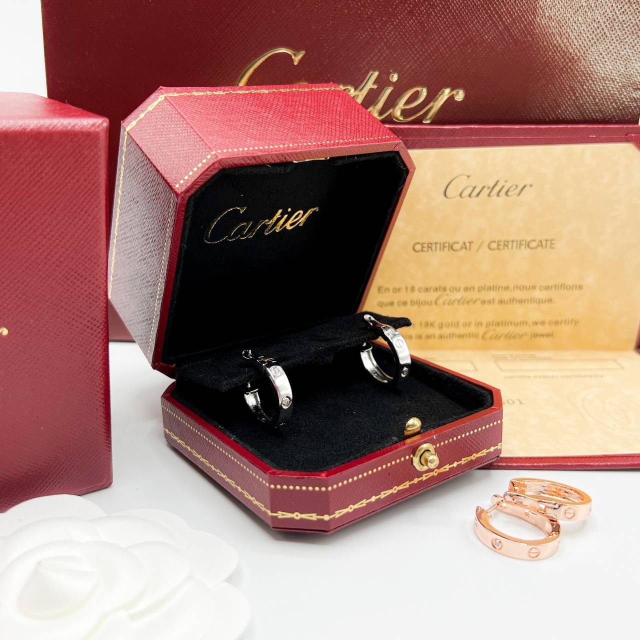 Cartier love earring ต่างหูคาเทียร์ รุ่น LOVE ไม่มีเพชร พร้อมกล่อง ภาพถ่ายจากงานจริง งานปั้มวัสดุโลหะเคลือบขึ้นเงาตามรูป ใช้งานต่างประเทศได้