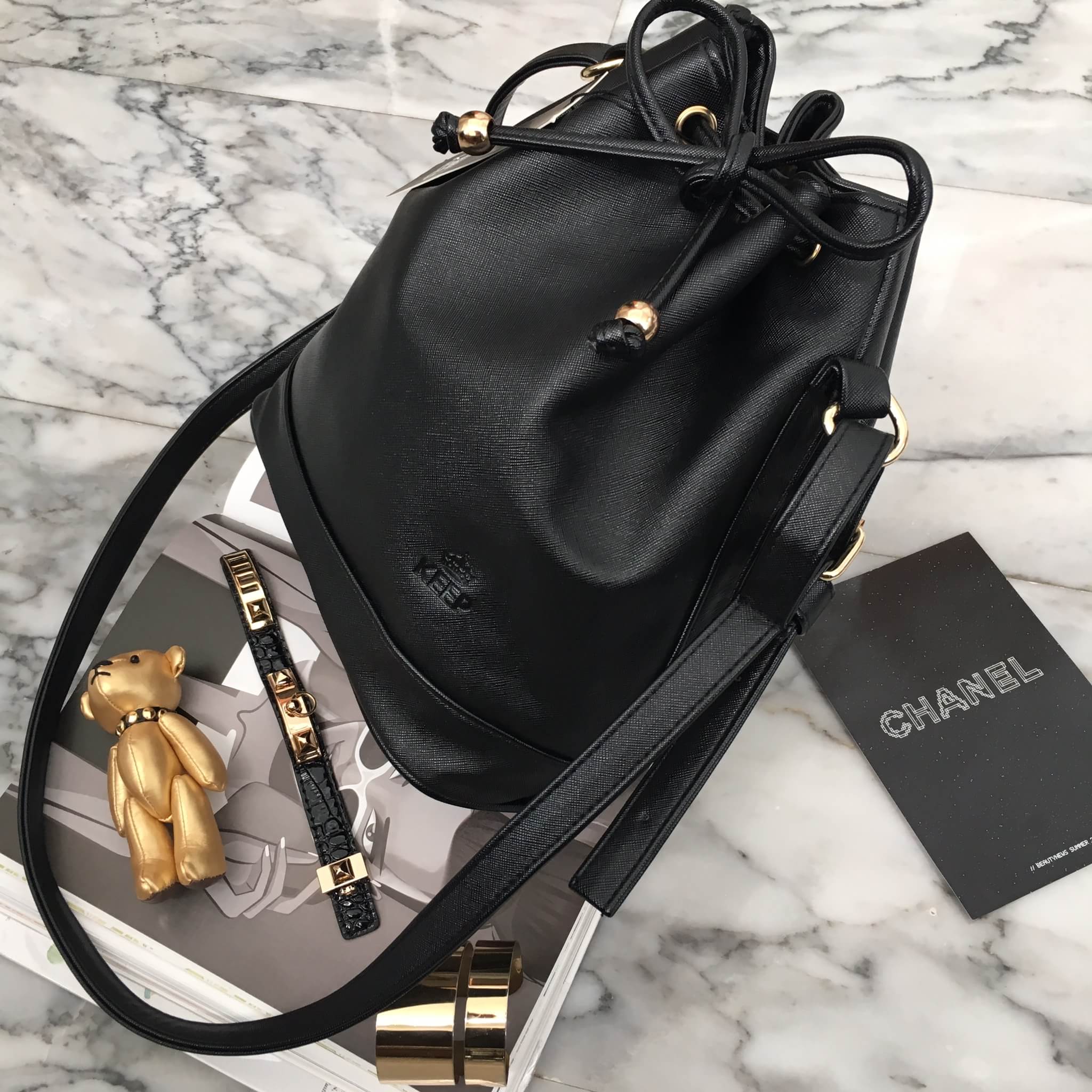 กระเป๋า KEEP Bucket มาคะ รุ่นนี้หนัง saffiano อย่างดี ด้านหน้า pump logo brand สวยมากคะ ตัดกับอะไหล่ทอง ทรงสวย น้ำหนักเบา จุของได้เยอะมากคะ ใครที่ชอบทรงนี้ห้ามพลาดเลยคะ แนะนำ