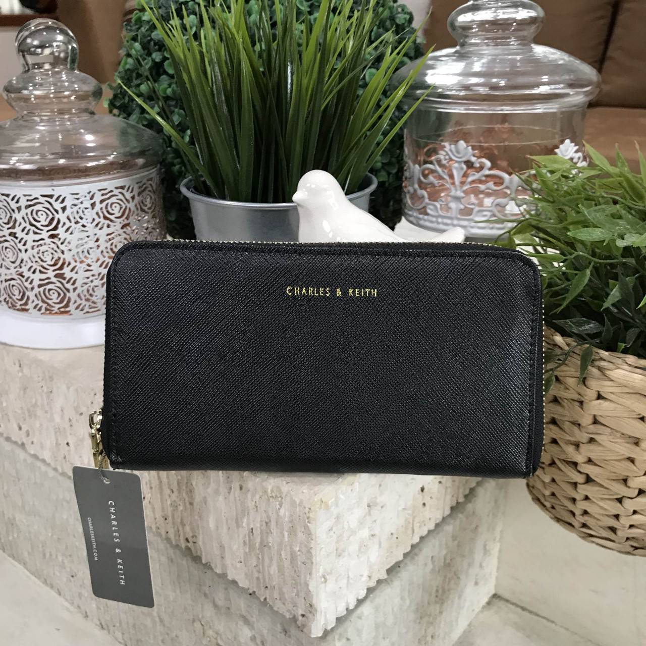 BEST SELLER! CHARLES&KEITH LONG WALLET กระเป๋าสตางค์ใบยาวหนัง Saffiano สวยอยู่ทรงสไตล์ PRADA เปิดปิดด้วยซิปรอบอะไหล่ทองหัวซิปปั้มโลโก้ด้านหน้ามีโลโก้สวยเรียบหรูภายในมีช่องซิป1ช่อง ช่องใส่บัตรหลายช่อง ใส่มือถือ iphone เหรียญ บัตรได้เยอะ ตัวจริงสวยน่าใช้มาก