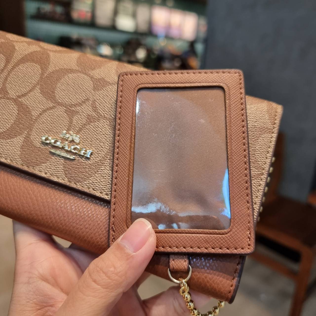 COACH F53763 TRIFOLD WALLET IN SIGNATURE กลับมาแล้วจ้า!! รุ่นขายดี!! 💓 ดีไซน์ใหม่ กระเป๋าสตางค์ใบยาว แถมที่ห้อยใส่บัตรแยกให้ (ถอดออกได้) น่ารักมากๆ ใช้งานง่าย เปิด-ปิดด้วยกระดุม ภายในใส่ธนบัตร ใส่บัตรได้เยอะ ใส่มือถือได้ไปอีก!! จุใจสุดๆ บอกเลยว่าใ
