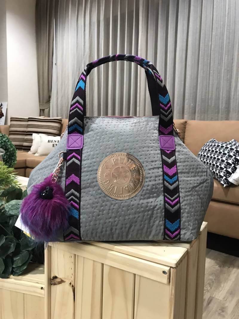 BEST SELLER! NEW! KIPLING ART TOTE BAG กระเป๋าถือหรือสะพายรุ่นใหม่ Special Limited Edition วัสดุ Nylon+Polyester 100% น้ำหนักเบาโดดเด่นที่สามารถรูดซิปมุมกระเป๋าเปลี่ยนทรงได้ไม่จำเจ มีหูหิ้วสะพายไหล่เเละสายยาว crossbody เลื่อนปรับระดับได้ มือจับหูหิ้วเป็นห