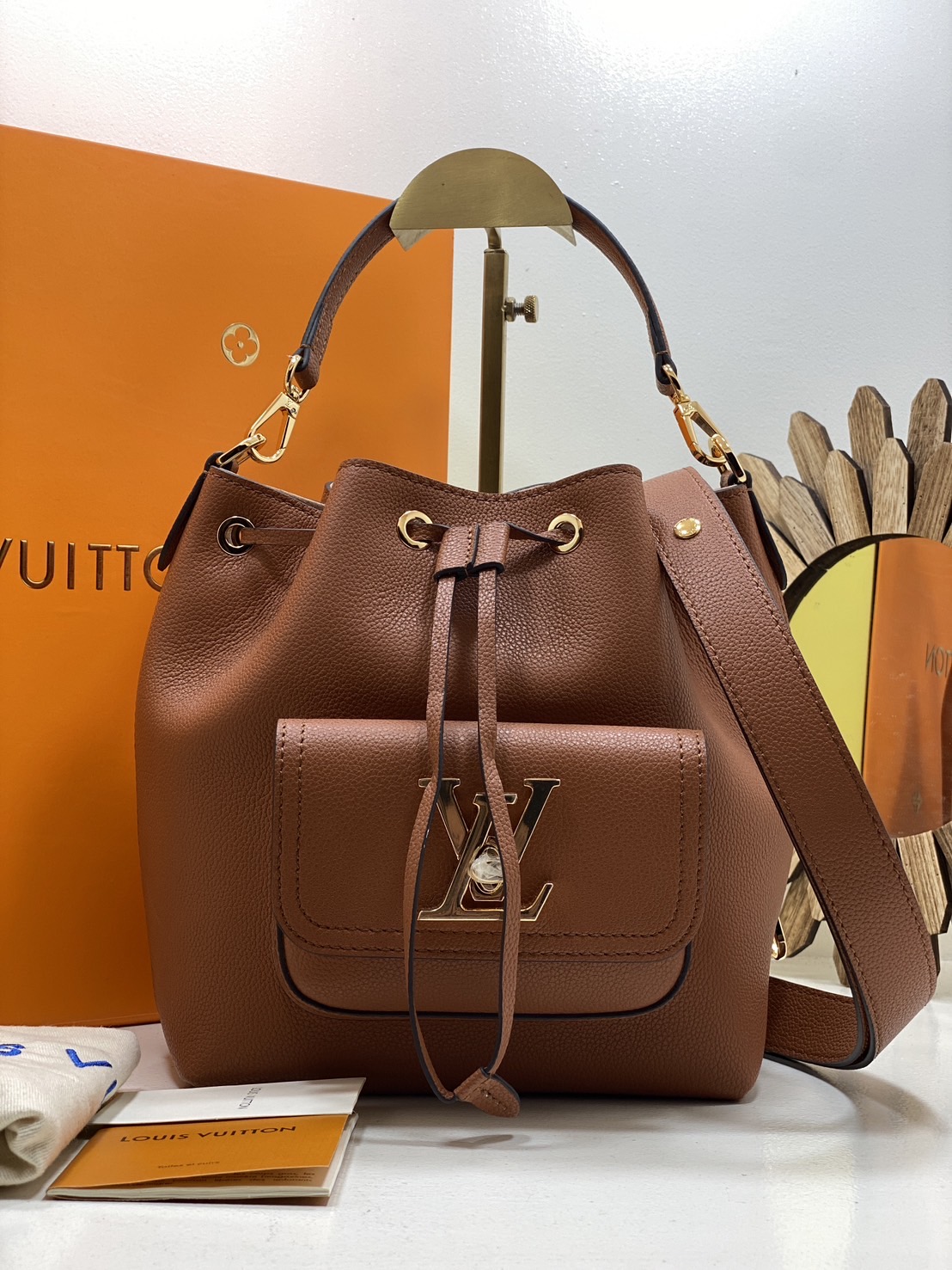 สลับแท้ LV Lockme bucket bag กระเป๋าสะพายทรงบัคเก็ตวินเทจ สวยคลาสสิก งานหนังแท้เต็มใบ โดดเด่นด้วยโลโก้สีทอง ด้วยดีไซส์ที่เรียบหรูเหมาะใช้ได้หลากหลายโอกาส