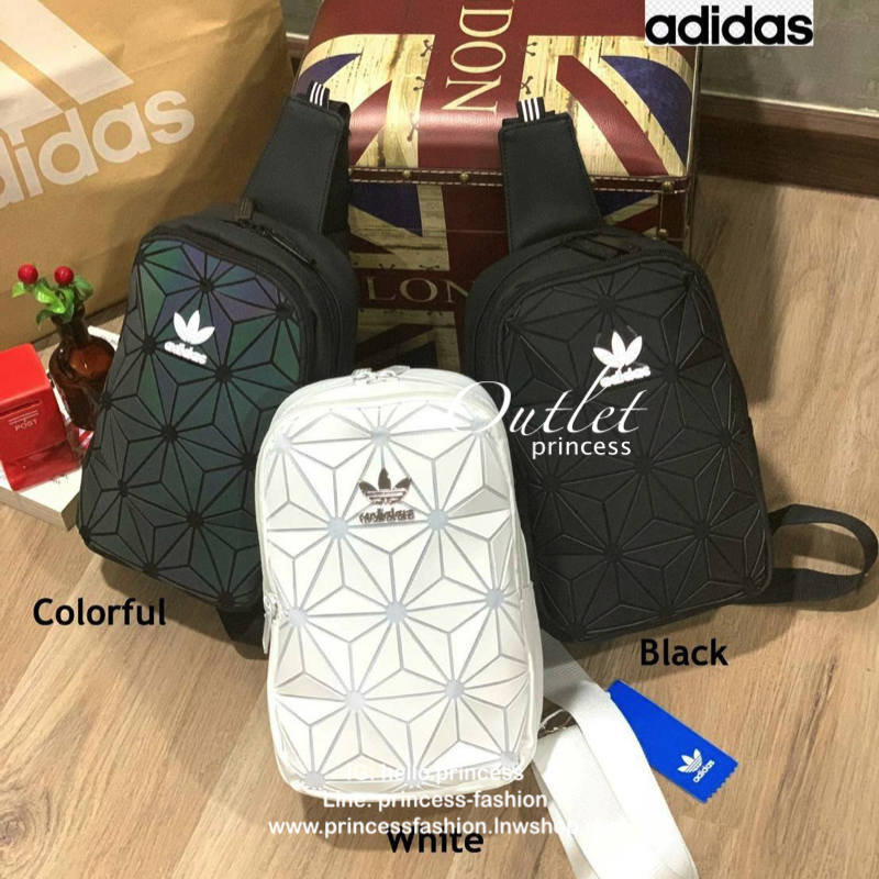 Adidas Originals 3D Mini Airline Waist Bag กระเป๋าสะพายสไตล์สปอร์ตทรงคาดอกรุ่นใหม่ดีไซน์สุดฮิตสไตล์ ISSEY MIYAKE เปิดปิดด้วยซิปคู่ปั้มโลโก้แบรนด์ ภายในสกรีนโลโก้ ช่องกว้างมีช่องใส่มินิไอแพค ใส่กระเป๋าสตางค์ยาวได้ ผลิตจากวัสดุที่โปร่ง ป้องกันการอับชื้นได้ด
