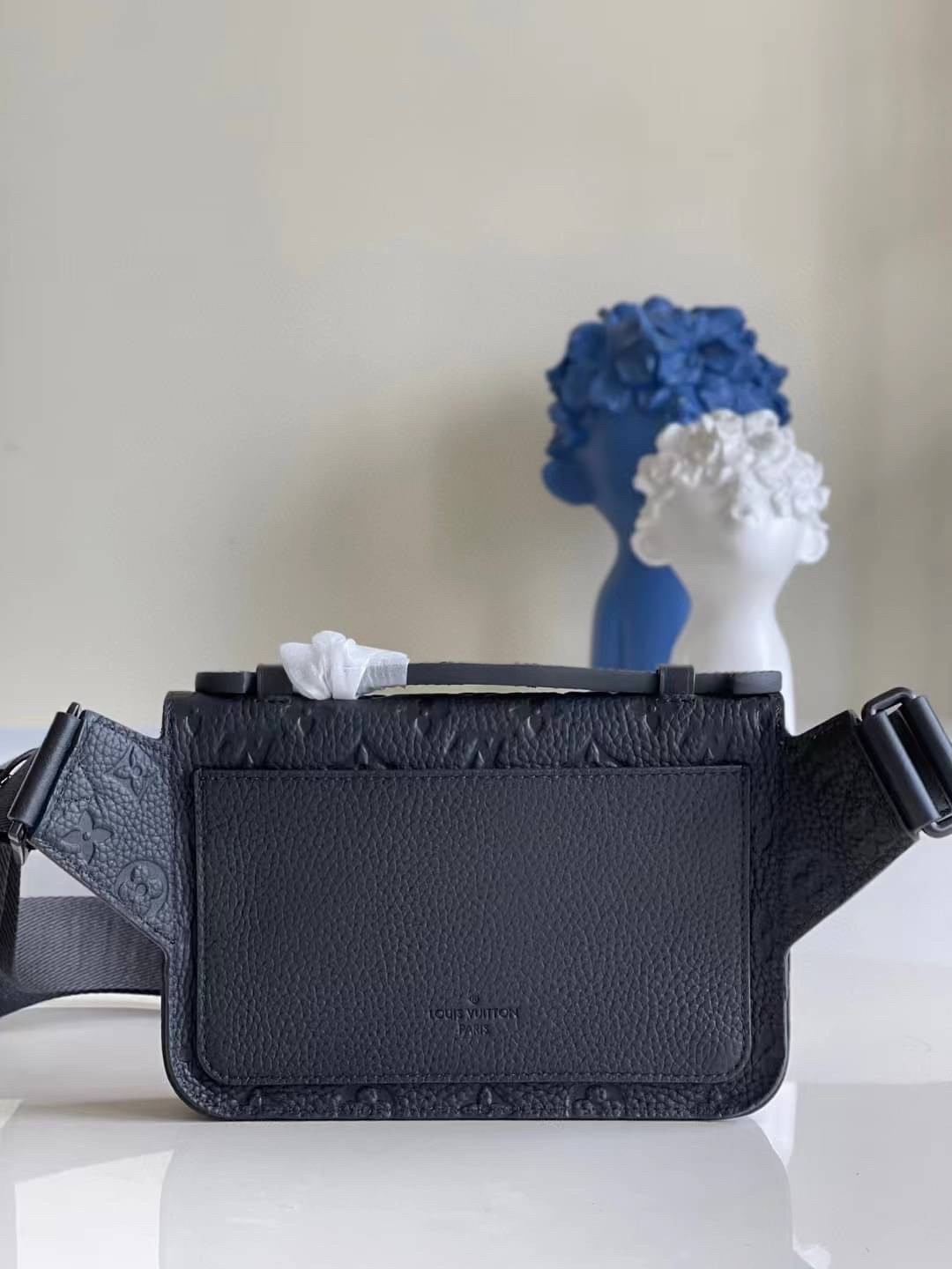 LV S Lock Slingbag Monogram-embossed Taurillon leather / LV Belt Bag กระเป๋าสะพาย/คาดอก หนังแท้ ดีไซส์ร่วมสมัย หนัง Taurillon สีดำพิมพ์ลายโมโนแกรม สุดคลาสสิก สง่างามตลอดกาล มีไว้ไม่มีเอาท์ ท่านชายควรมีมากค่ะ เกรดท็อป ออริ เทียบแท้ 1:1 เกรดดีสุด