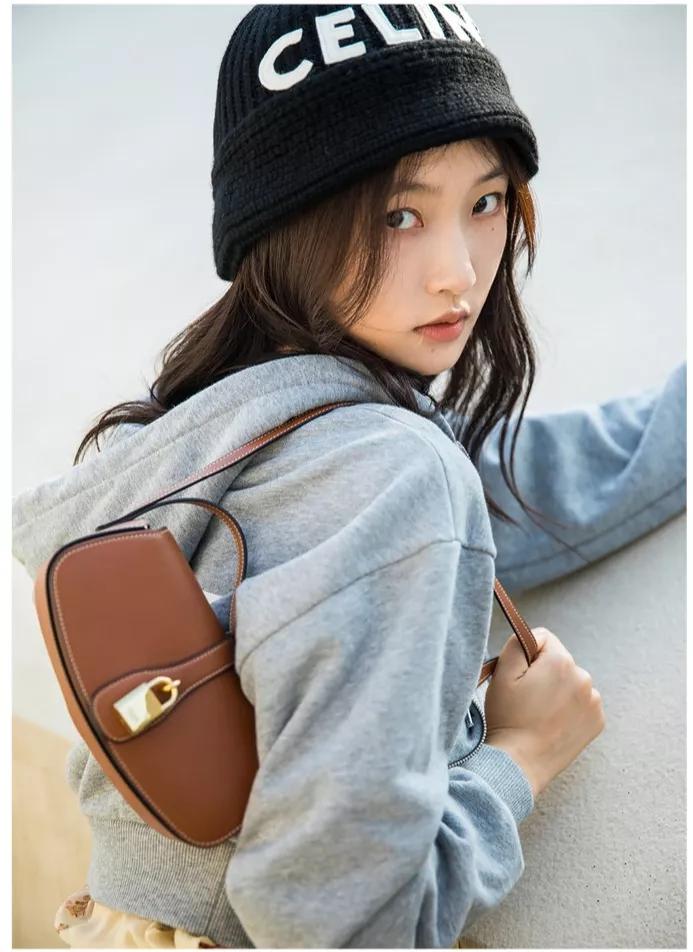 VIP 】CELINE TABOU CLUTCH BAG CELINE MINI CROSSBODY BAG (GWP) วัสดุ Triomphe Canvas หนังสวยอยู่ทรงกันน้ำได้ ขนาดกำลังน่ารัก การออกแบบที่เน้นความเรียบแต่หรู มาพร้อมสายสะพายสั้นและสายสะพายยาว สำหรับสะพายไหล่ สายปรับระดับสั้น-ยาวได้ (ถอดไม่ได้) โดดเด่นที่ด้าน