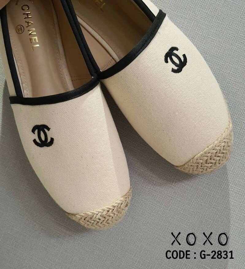 Chanel รองเท้าคัชชู ผ้าแคนวาส เรียบ สวย หรู ปักโลโก้แบรนด์ด้านข้าง หน้ากว้าง ใส่สบาย น้ำหนักเบา แมทส์ชุดง่าย