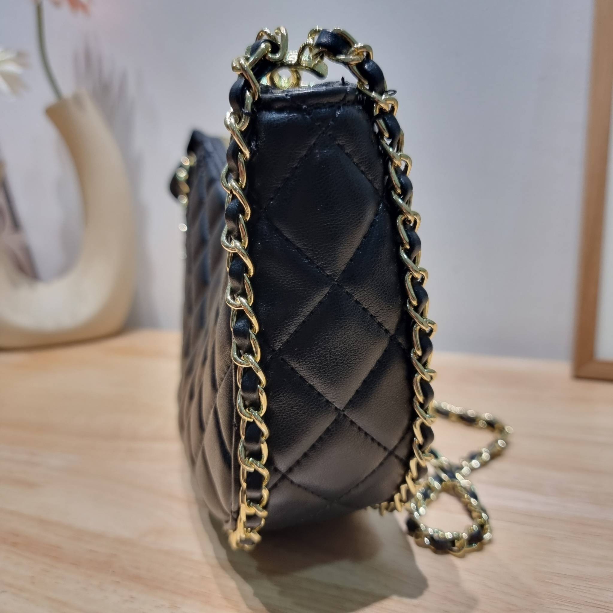 Chanel small hobo bag ใหม่ล่าสุดคอล 2023 กับกระเป๋าสะพายทรงโฮโบ ที่มีลูกเล่นให้สาวๆได้ใช้ไม่มีเบื่อ มีอะไหล่เกี่ยวปรับทรงได้ ดีไซน์โซ่ตกแต่งรอบตัว